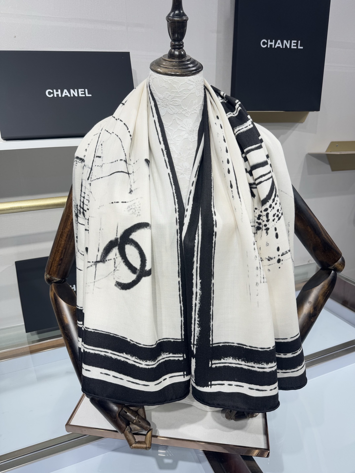 💟2025年 丝绒方巾高定 上新💞香奶奶140x140丝绒，线条设计非常好看搭配任何颜色衣服都可以驾驭各