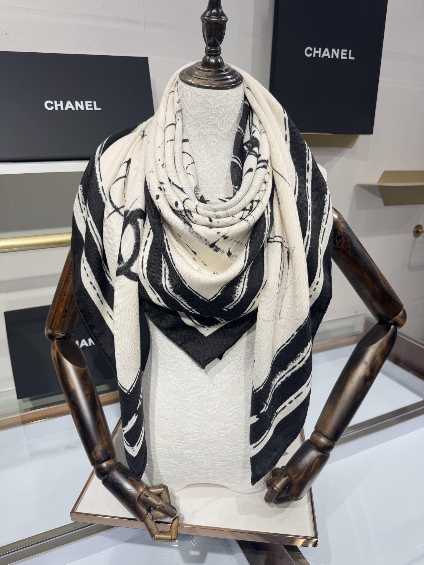 💟2025年 丝绒方巾高定 上新💞香奶奶140x140丝绒，线条设计非常好看搭配任何颜色衣服都可以驾驭各