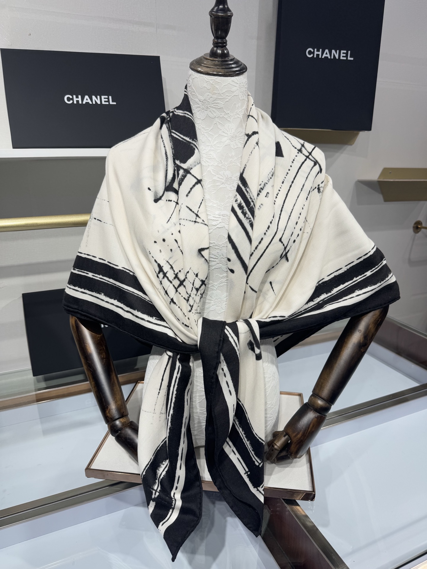 💟2025年 丝绒方巾高定 上新💞香奶奶140x140丝绒，线条设计非常好看搭配任何颜色衣服都可以驾驭各