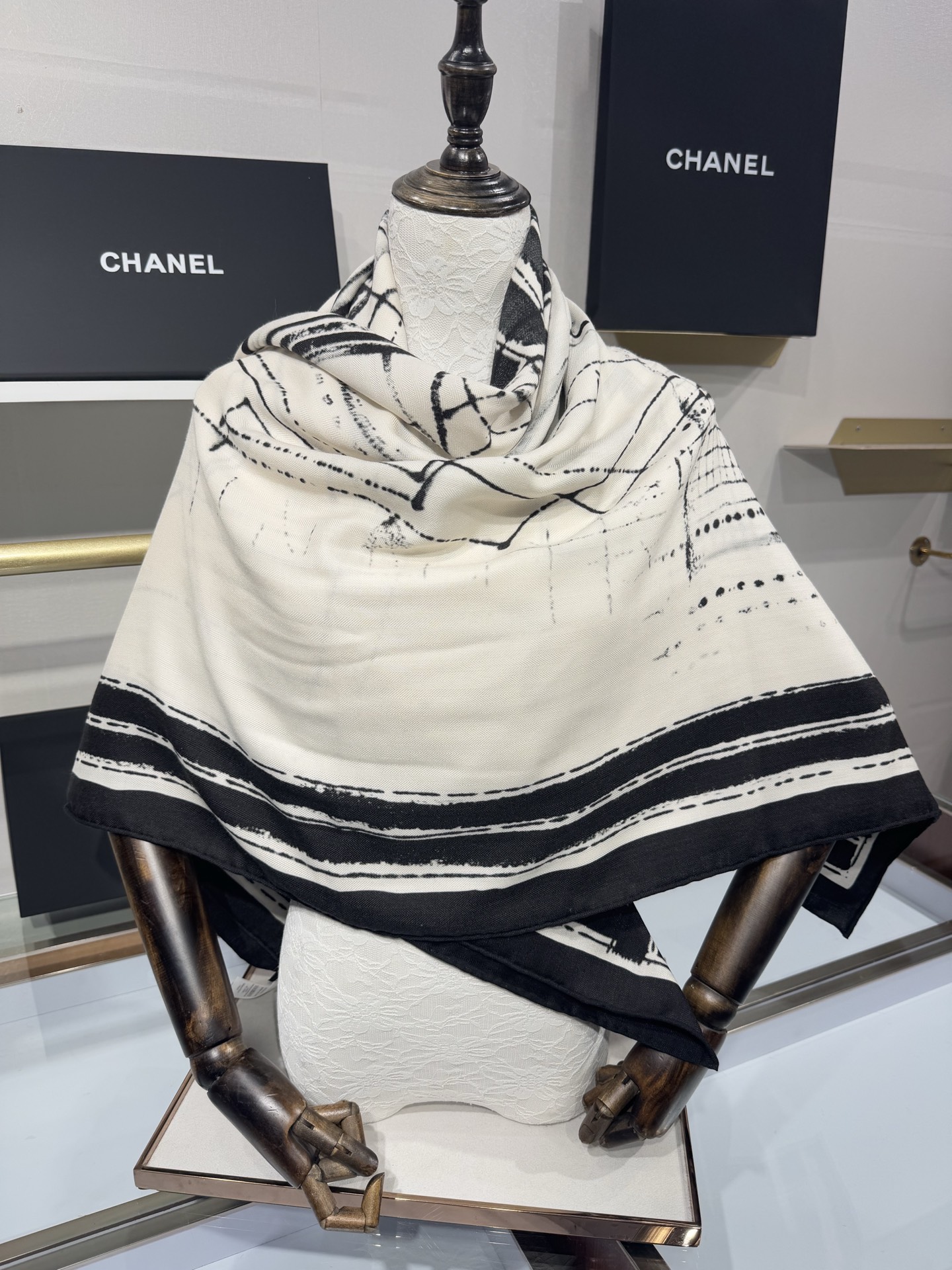 💟2025年 丝绒方巾高定 上新💞香奶奶140x140丝绒，线条设计非常好看搭配任何颜色衣服都可以驾驭各