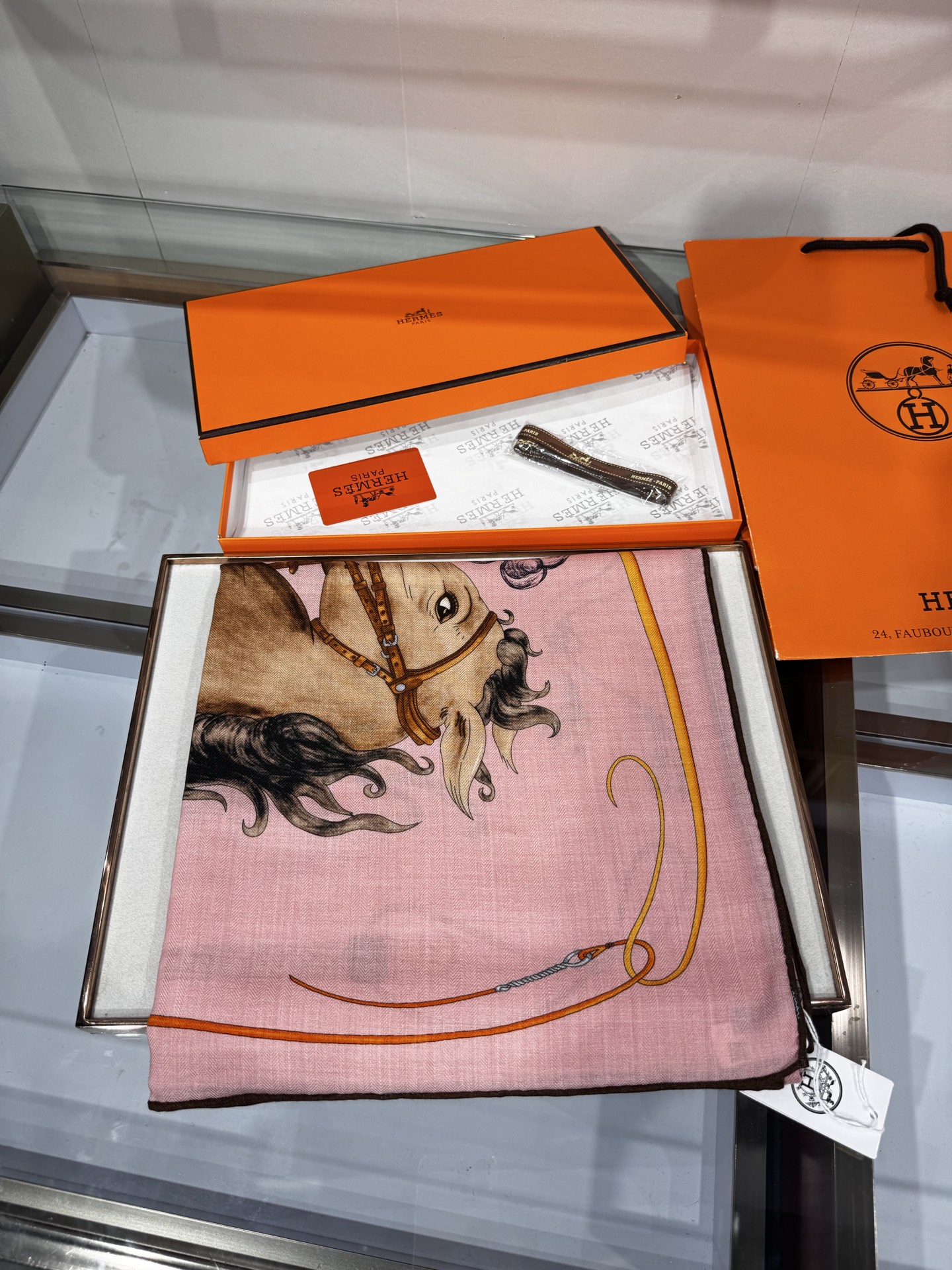 💟26年秋冬💞上新🆕140丝绒方巾双面同色手工卷边丝毛方巾（30%真丝70%羊绒)这款披肩的经典单品展现