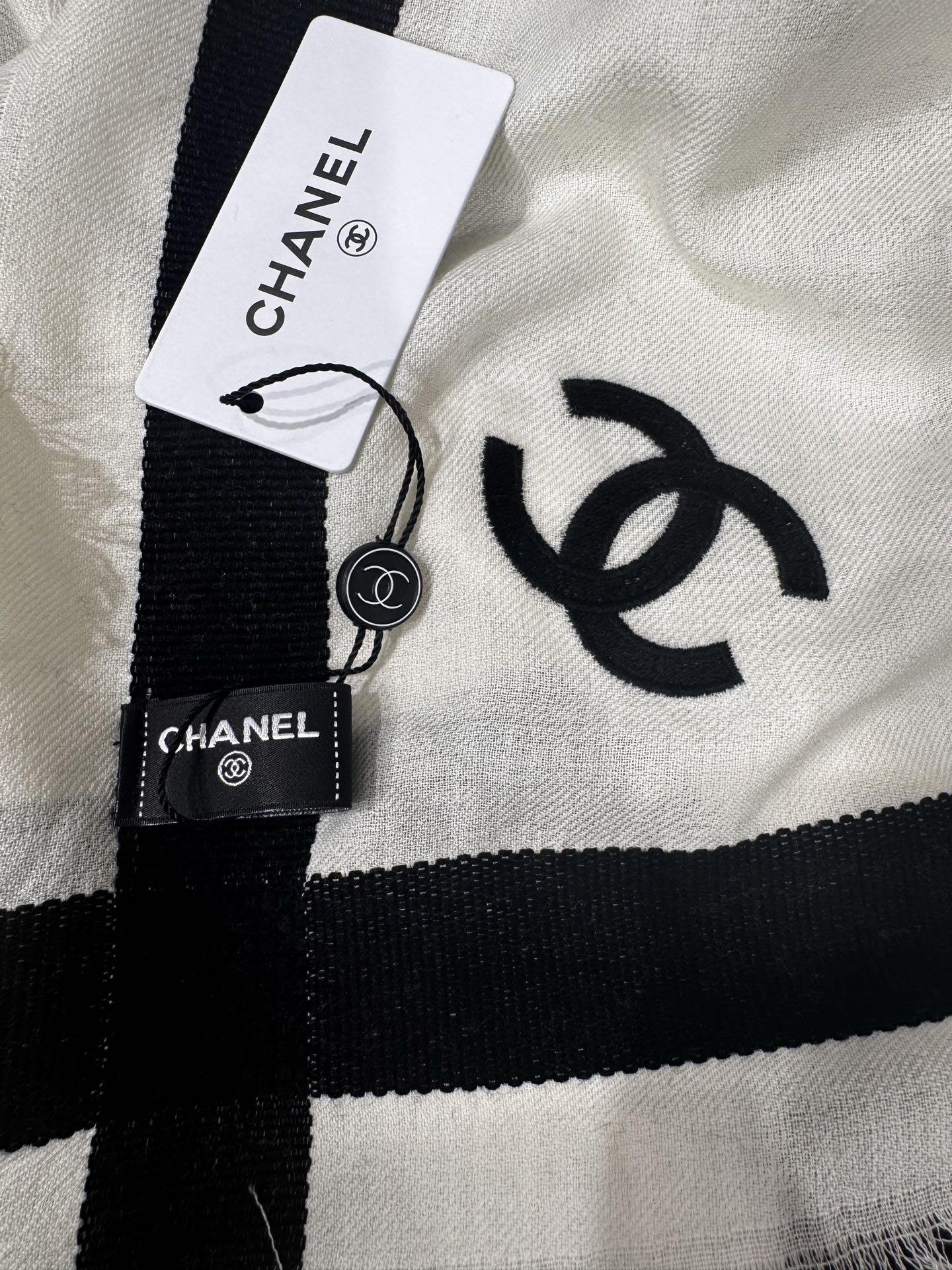 💟高端品质到货💕上新🆕Chanel 26S 重工色织黑边，经典黑白交织，亲肤透气，四季可用，尤其适合夏季