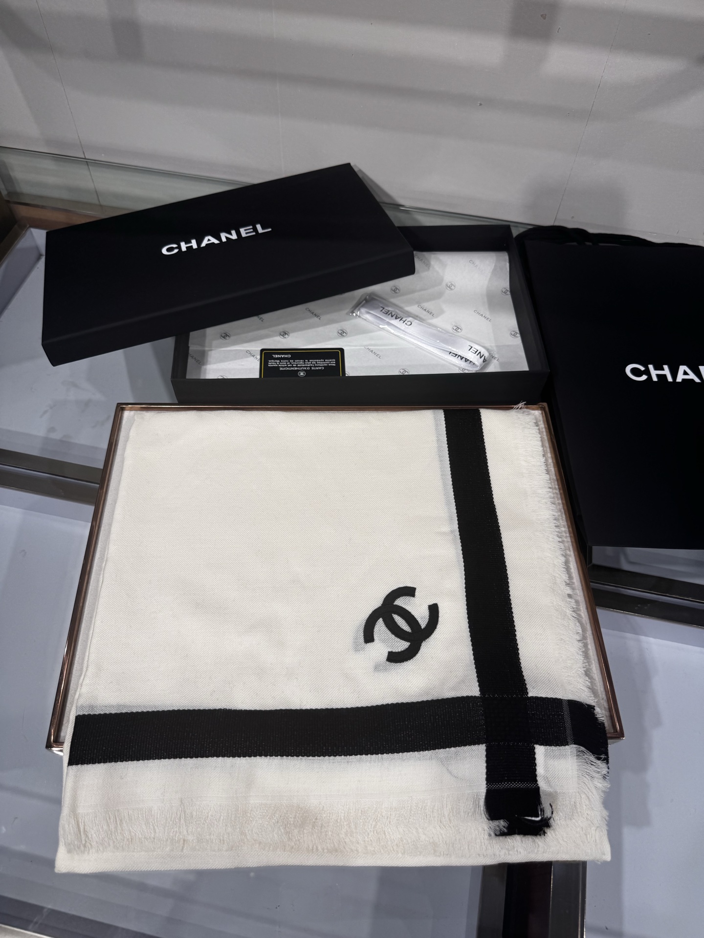 💟高端品质到货💕上新🆕Chanel 26S 重工色织黑边，经典黑白交织，亲肤透气，四季可用，尤其适合夏季