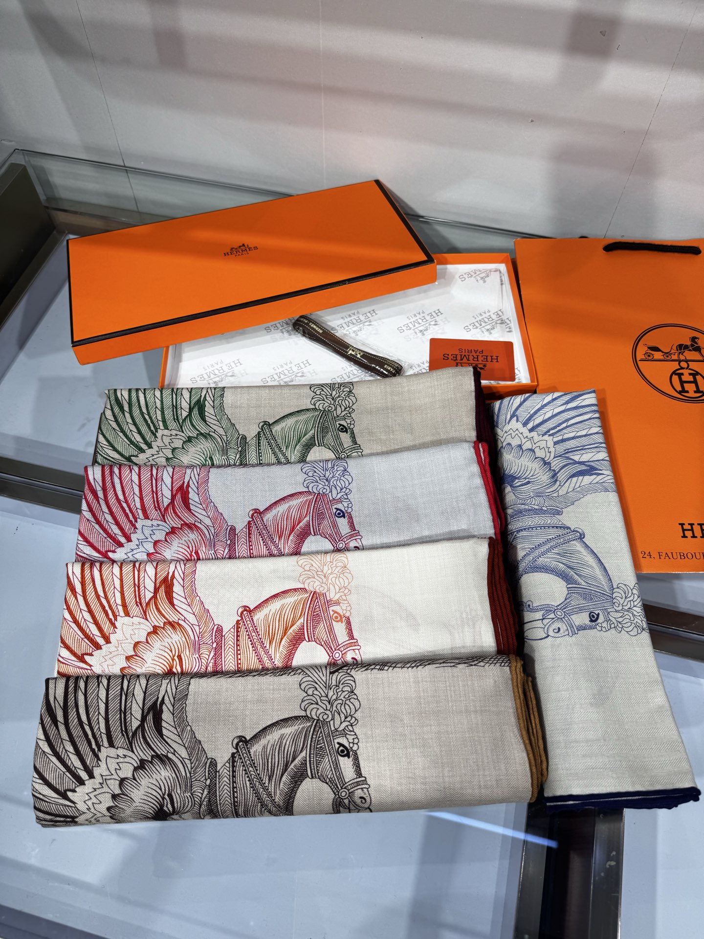 💟26年秋冬新款💞上新🆕140丝绒方巾双面同色 手工卷边丝毛方巾（30%真丝70%羊绒) 这款披肩的经典单品展现强大而迷