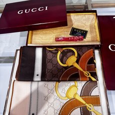 💟26年秋冬上新💞【双面同色丝绒方巾】手工卷边山羊绒和真丝混纺披肩(70%山羊绒,30%桑蚕丝) 这款披肩采用经典山羊绒 💟26年秋冬上新💞【双面同色丝绒方巾】手工卷边山羊绒和真丝混纺披肩(70%山羊绒,30%桑蚕丝) 这款披肩采用经典山羊绒
