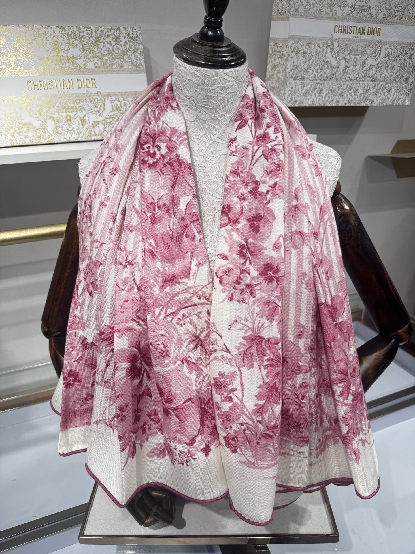 💟26年秋冬新款上新💞【双面同色丝绒方巾】手工卷边山羊绒和真丝混纺披肩（70%山羊绒，30%桑蚕丝） 这款披肩采用经典山