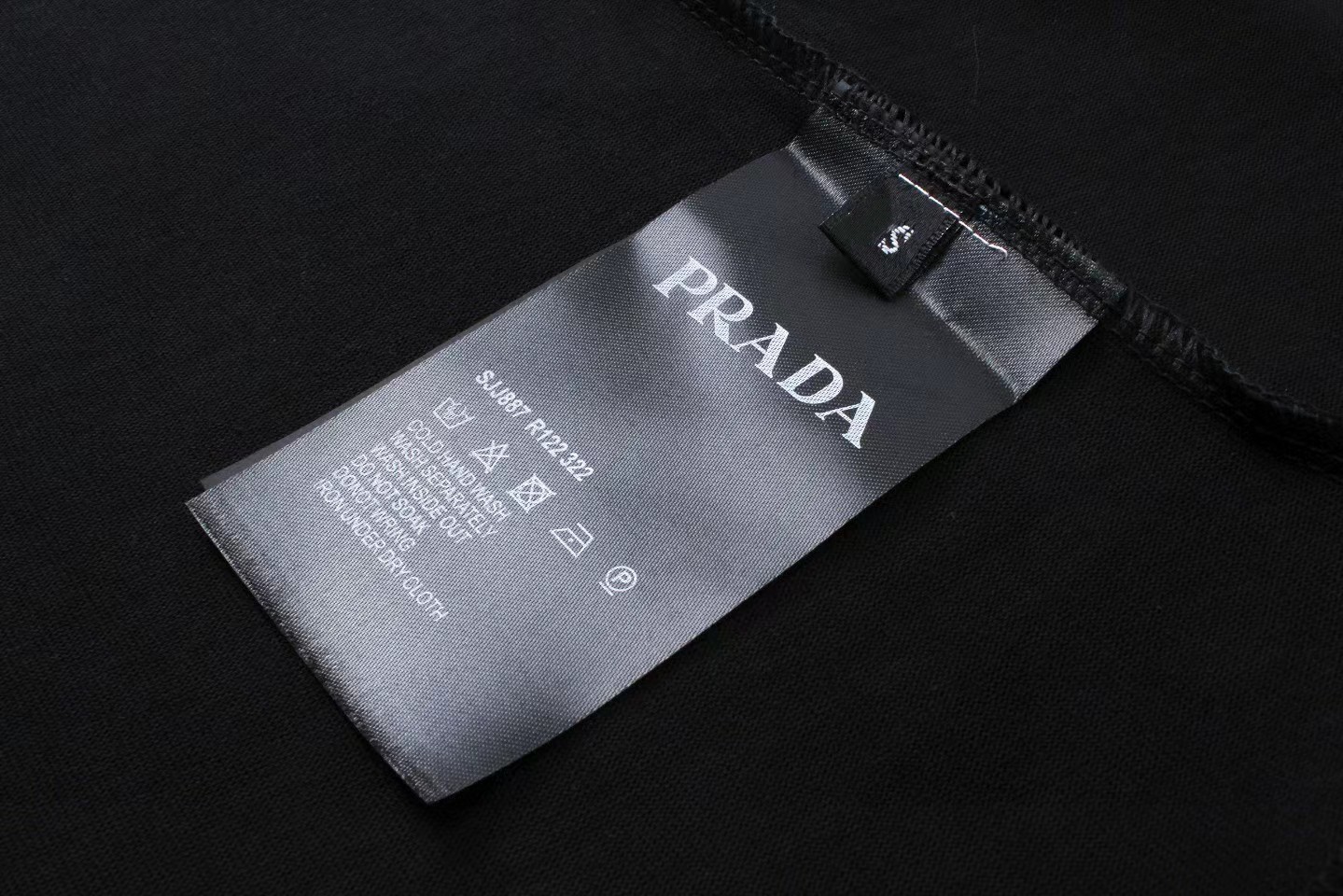 p70
PRADA 普拉达  字母渐变三角标印花
升级，灵感源自八十年代复古
原版面料 官方同款  短袖T恤
定制 260克 同缸染面料  手感非常舒服  
春夏最新砖柜同步  时尚又个性 超级百搭              
男女都非常合适  人手必备款 
吊牌 领标 水洗麦 三标齐全
颜色: 白色
尺码：S M L XL