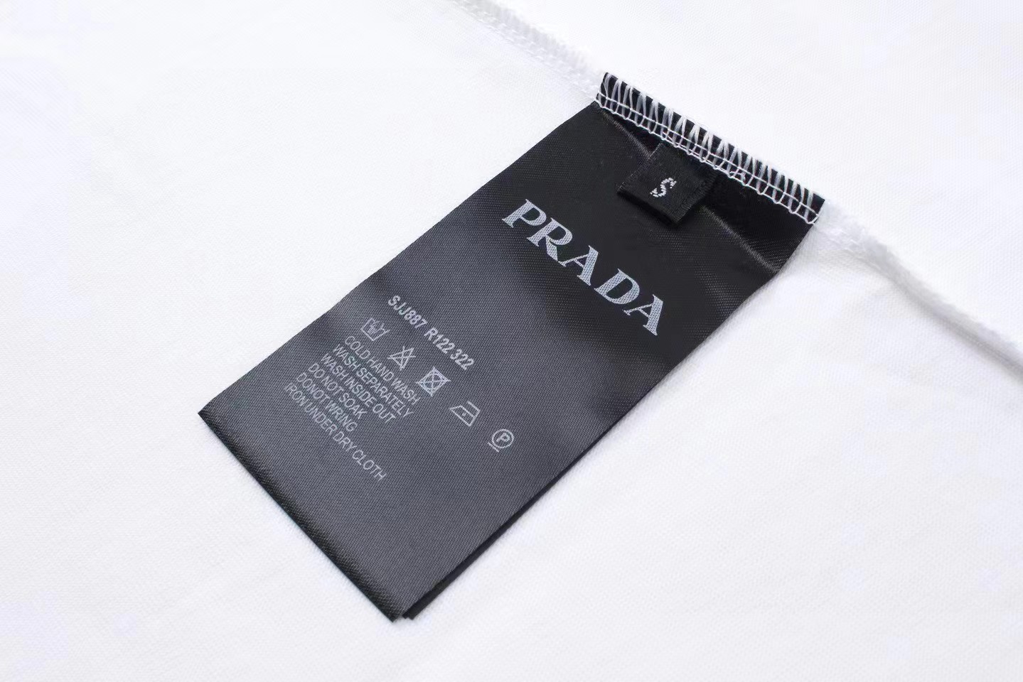 p70
PRADA 普拉达  小字母 立体胶印
升级，灵感源自八十年代复古
原版面料 官方同款  短袖T恤
定制 同缸染面料  手感非常舒服  
春夏最新砖柜同步  时尚又个性 超级百搭好看                
男女都非常合适  人手必备款 
吊牌 领标 水洗麦 三标齐全
颜色: 白色
尺码：S M L XL