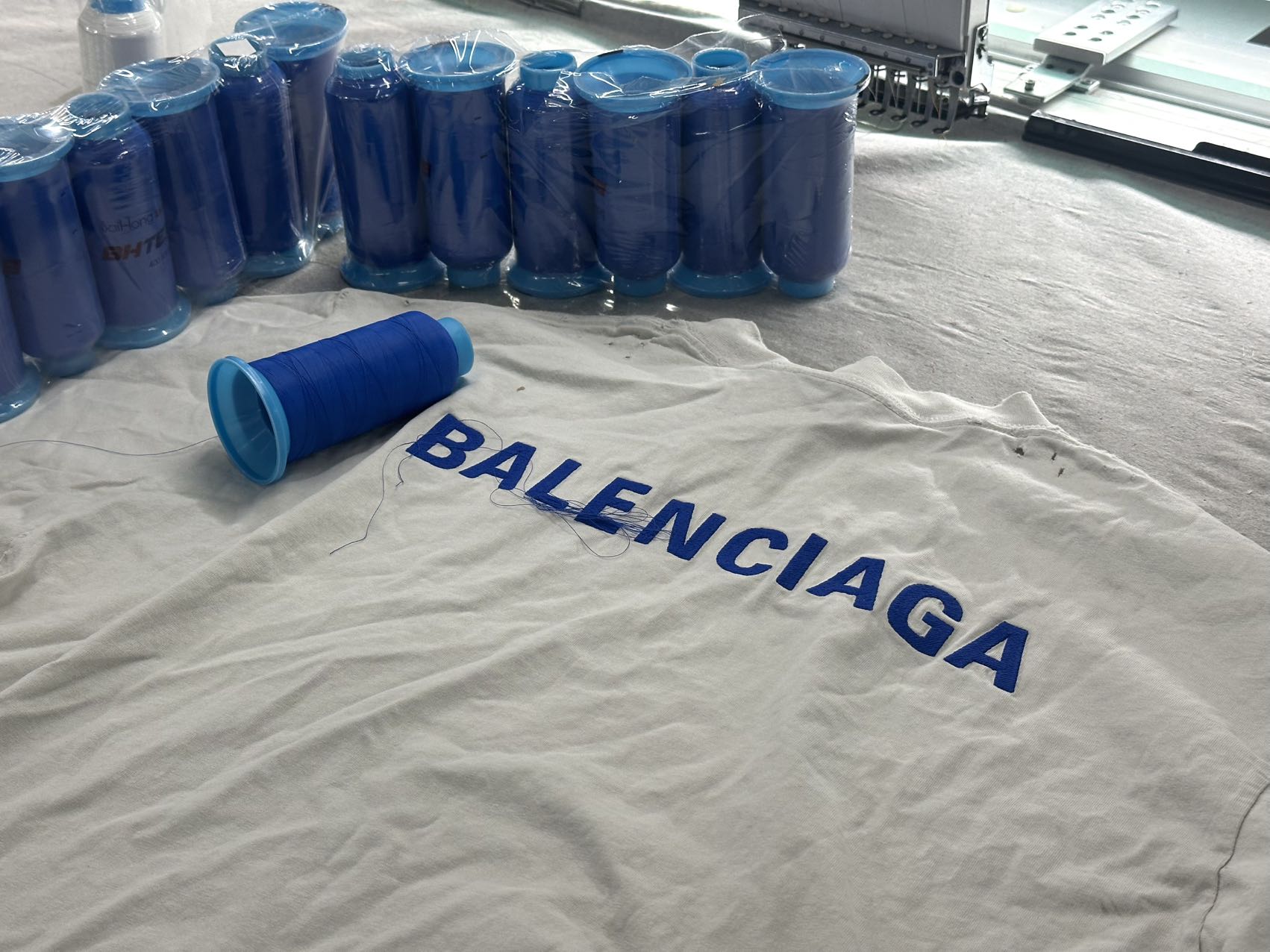 新款巴黎刺绣蓝字母 Balenciaga｜克莱因蓝前后刺绣字母T恤