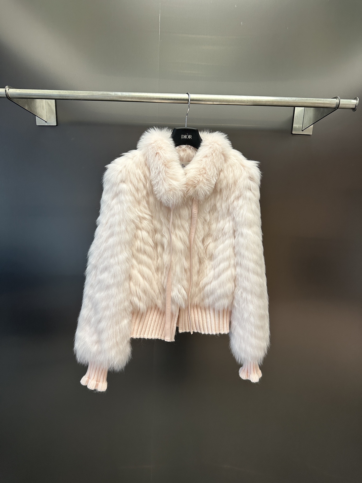 NO:952264,Dior* new autumn and winter high-quality fox fur coat imported white fox fur with knitted design super gentle and versatile super gentle cherry blossom pink ~ one size fits all available, Dior-clothing, dior, dior, jackets & coats,19860909Dior *秋冬新款高品质狐狸毛皮草外套 进口白狐毛 搭配针织设计 超级温柔百搭  超级温柔的樱花粉色～均码发售,迪奥-服装,dior,dior,jackets & coats,,Women's clothing
