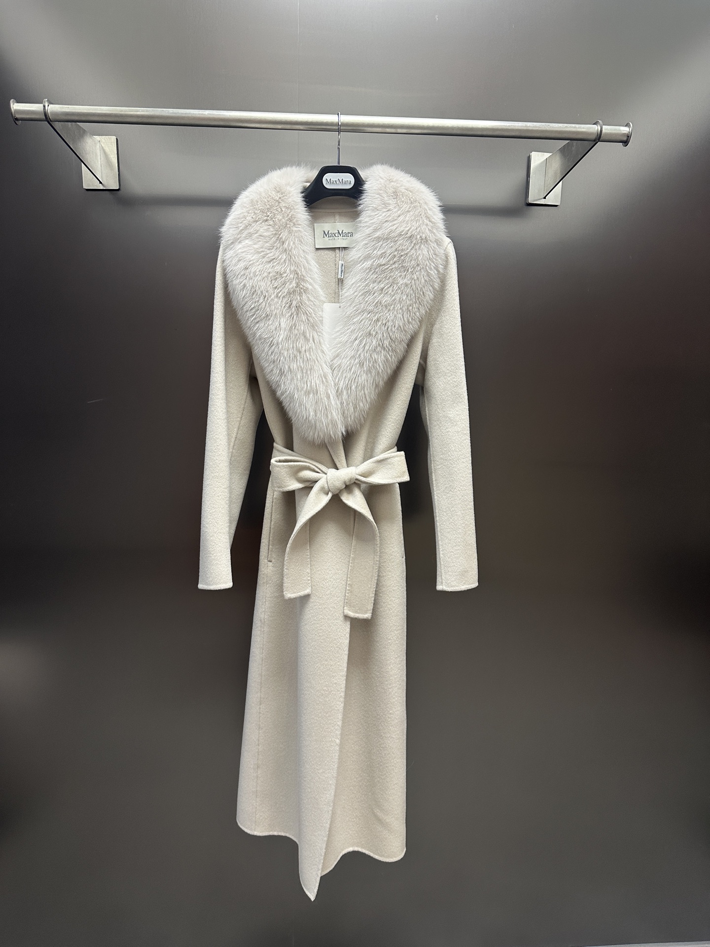 NO:952336,Maxmara *New high-quality wool coat for autumn and winter, with imported Finnish white fox fur collar (removable), high-end and simple, classic and timeless SML, Maxmara-clothing,19860909Maxmara *秋冬新款高品质羊毛大衣 搭配进口芬兰白狐毛领（拆）高级简约 经典不过时 SML,麦丝玛拉-服装,,Women's clothing