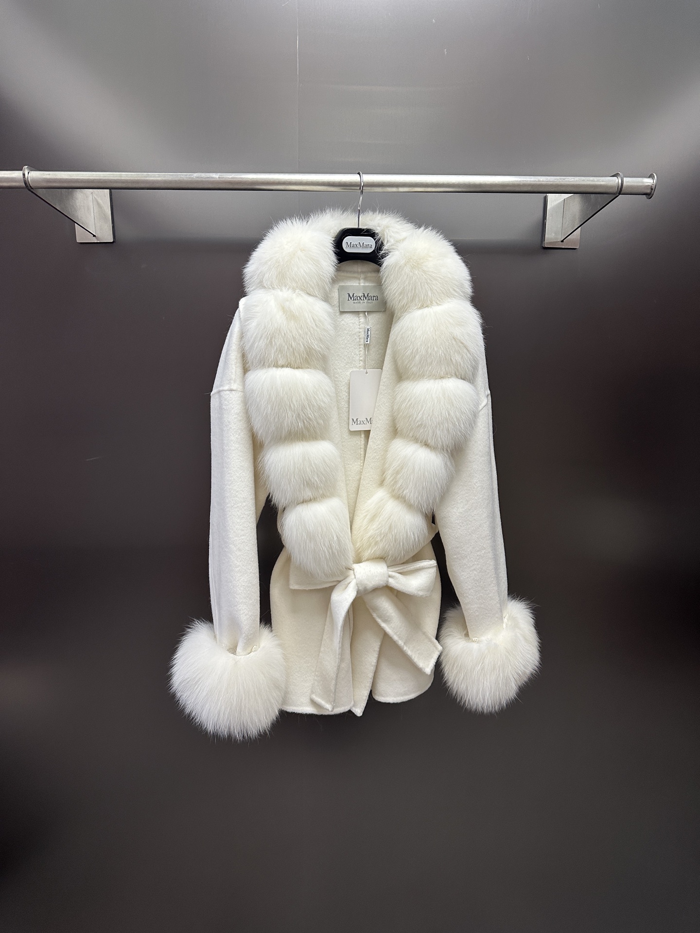 NO:952350,Maxmara *New high-quality wool coat for autumn and winter, with imported Finnish white fox fur collar (removable), advanced and simple, super gentle and versatile, a must-have item for autumn and winter SML, Maxmara-clothing,19860909Maxmara *秋冬新款高品质羊毛大衣 搭配进口芬兰白狐毛领（拆）高级简约 超级温柔百搭 秋冬必备单品 SML,麦丝玛拉-服装,,Women's clothing