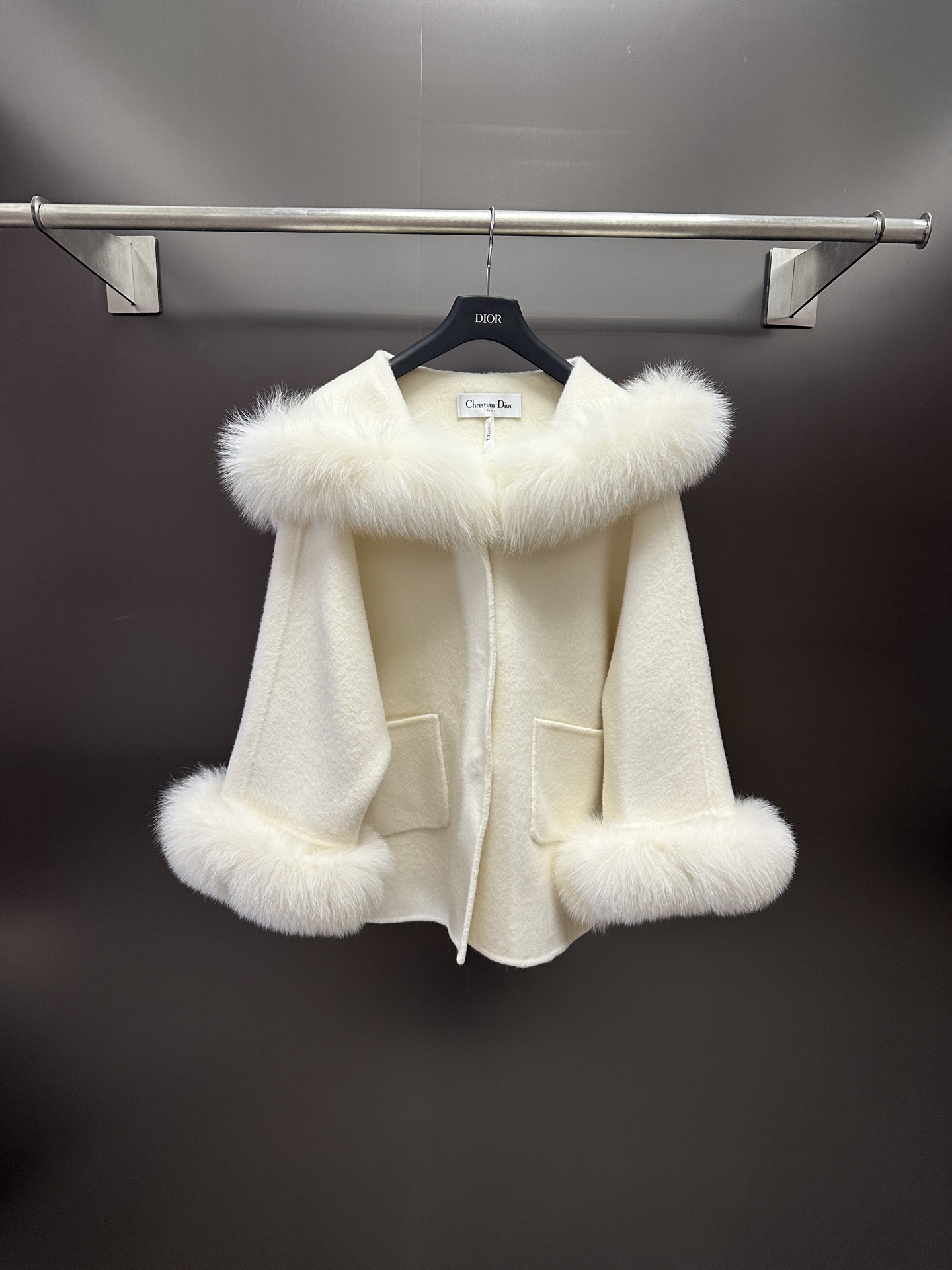 NO:952303,Dior* new high-quality wool coat for autumn and winter, with imported Finnish white fox fur collar (removable), advanced and simple, super gentle and versatile, a must-have item for autumn and winter SML, Dior-clothing, dior, dior,19860909Dior*秋冬新款高品质羊毛大衣 搭配进口芬兰白狐毛领（拆）高级简约 超级温柔百搭 秋冬必备单品 SML,迪奥-服装,dior,dior,,Women's clothing