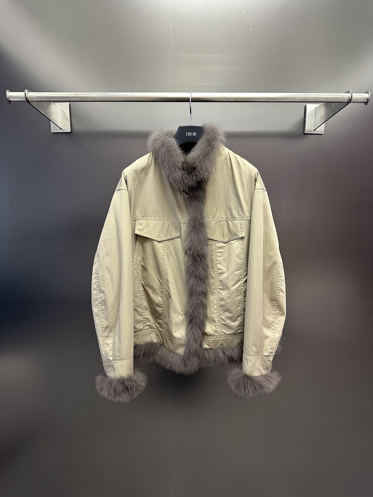 NO:952290,Dior *new autumn and winter fur coat. Imported rabbit fur one-piece reversible fur coat. Windbreaker fabric is not easy to stick to hair. The upper body effect is great. One size fits all. Dior-clothing, dior, dior, jackets & coats,19860909Dior *秋冬新款皮草外套 进口兔毛一体双面穿皮草外套 风衣面料 不易粘毛 上身效果超赞 均码发售,迪奥-服装,dior,dior,jackets & coats,,Women's clothing
