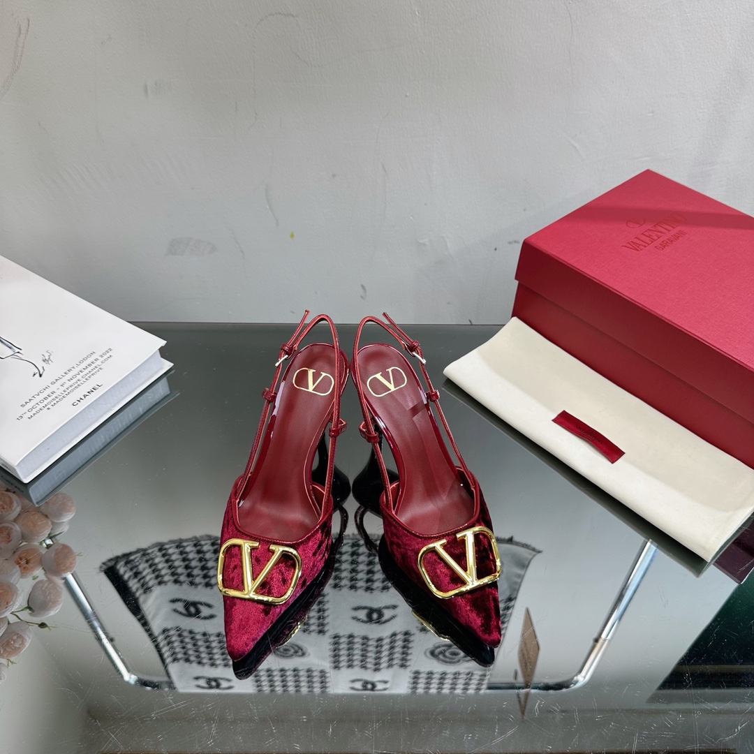 NO:443613,The highest cost-effectiveness on the entire network, the best color, the king-fried model, the top version, Valentino.s, the new summer Valentino V big V buckle velvet series, the picture above must be exploded —————————————————————————————————————————— The latest series of the counter, the highest version, the perfect details, the very eye-catching catwalk series launched, the popular diamond velvet elements of V home, luxurious and gorgeous!  Various colors can be matched with beautiful clothing in spring and summer. Choose from many exquisite and durable choices. Copy it by genuine 11. The foot is very pedicure-like. The key is that it is very easy to control. It does not grind the feet and does not tickle the feet. Walking artifact, the last shape is completely compared to the counter. The details are perfect. Without the original version, you can't make such exquisiteness!  Fabric High density diamond velvet Heel height Flat sole/4cm/8cm/10cm Inner mixed-bred sheepskin Size 35-43 sizes (34, 41, 42, 43 custom made without return or replacement) Outsole original leather sole, high heels, valentino, valentino, sandals, high heels, sheepskin, Leather soles19860909全网最高性价比 颜色最齐 王炸款 顶级版本 Valentino.s 夏季新款华伦天奴大V扣钻绒系列 上图必炸 —————————————— 专柜最新系列 最高版本 细节完美 非常亮眼的走秀系列推出 V家火爆钻绒元素 奢华艳丽！各种颜色可搭配春夏的美丽服饰 选择多多精致耐看 按正品11复制 上脚非常修脚型 重点是很好非常好驾驭 不磨脚不累脚 行走神器,楦型完全对比专柜 细节完美 没有原版是做不出这样精致！ 面料 高密度钻绒 跟高 平底/4cm/8cm/10cm 内里混种羊皮 码数35一43码（34、41、42、43订做不退不换）大底原版真皮大底,高跟鞋凉鞋,valentino,valentino,sandals,high heels,sheepskin,Leather soles,Women's Shoes