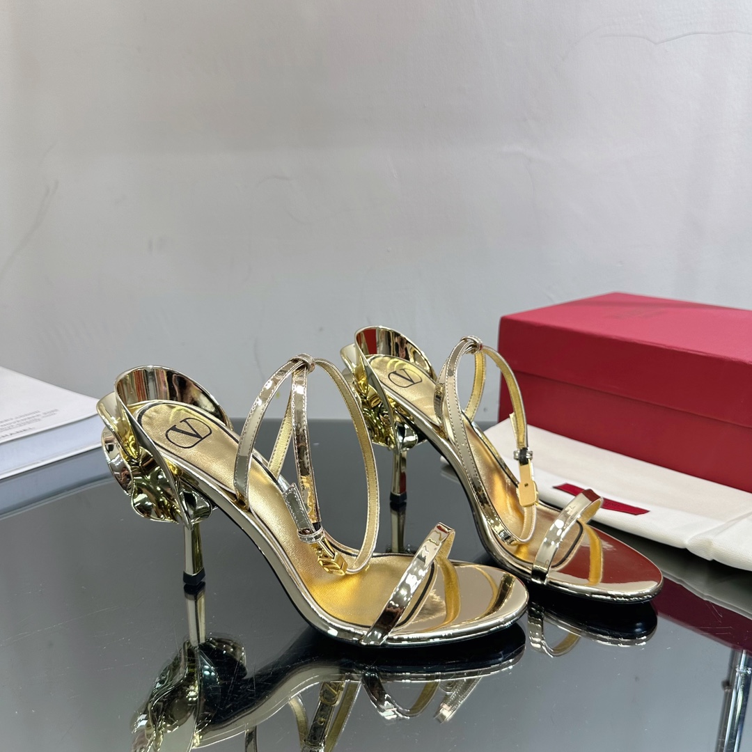 NO:562945,The hottest model, the top version of Valentino. The new summer Valentino ABS lacquered flower embellished high-heeled sandals series. The above picture must be exploded —————————————— The latest series of the counter. The highest version. Perfect details. A very eye-catching catwalk series launched. ABS lacquered flower elements are luxurious and gorgeous!  Various colors can be matched with beautiful clothes in spring and summer. There are many choices that are exquisite and durable. Copied according to the original product 11. The upper foot is very pedicure style. The key point is that it is very good and easy to control. It does not grind the feet and does not tire the feet. It is a walking artifact. The last shape is completely compared to the counter. The details are perfect. Without the original version, it would not be so exquisite!  Fabric: Cowhide/metallic patent leather Heel height 9cm Lining: Mixed sheepskin Size: 35 to 42 (40, 41, 42 are custom-made and cannot be returned or exchanged) Outsole Original leather outsole, high heels and sandals, valentino, valentino, sandals, high heels, cowhide, sheepskin, Leather soles19860909王炸款 顶级版本 Valentino.夏季新款华伦天奴ABS烤漆花朵点缀高跟凉鞋系列 上图必炸 —————————————— 专柜最新系列 最高版本 细节完美 非常亮眼的走秀系列推出 ABS烤漆花朵元素 奢华艳丽！各种颜色可搭配春夏的美丽服饰 选择多多精致耐看 按正品11复制 上脚非常修脚型 重点是很好非常好驾驭 不磨脚不累脚 行走神器,楦型完全对比专柜 细节完美 没有原版是做不出这样精致！ 面料 牛皮/金属漆皮 跟高 9cm 内里 混种羊皮 码数 35一42（40、41、42订做不退不换） 大底 原版真皮大底,高跟鞋凉鞋,valentino,valentino,sandals,high heels,cowhide,sheepskin,Leather soles,Women's Shoes