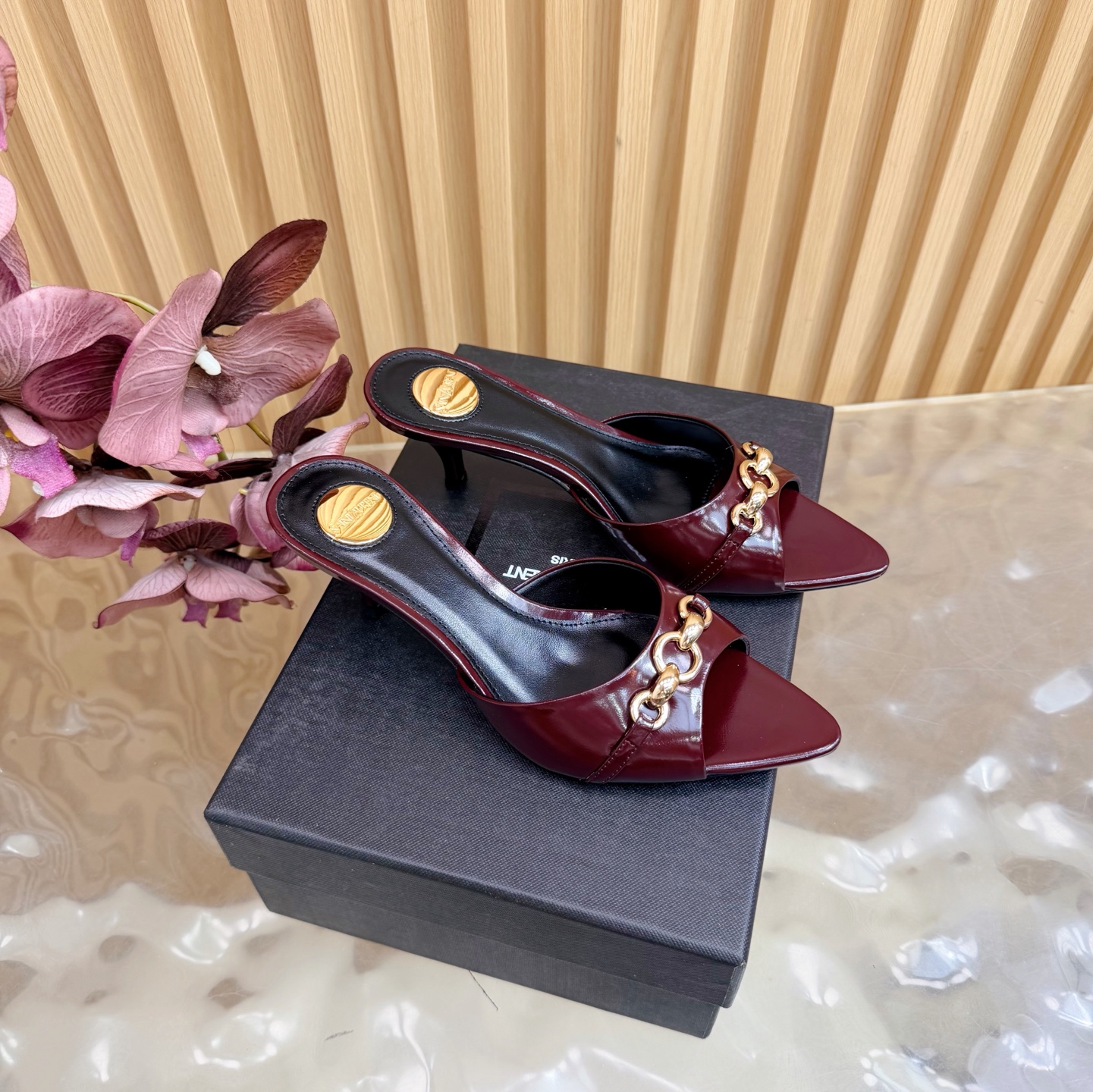 NO:787324,Saint Laurent YSL classic cat-heeled sandals ——————————— (6cm) Super super popular style. The hardware buckles of each layout in our house need to be molded and customized at 1:1!  The size and texture are exactly the same as the original. The upper material is made of patent leather/silk, the lining is genuine sheepskin, the tiptoe is made of comfortable and soft tiptoe sheepskin, and the sole is the original 1:1 custom-made leather outsole, which is perfect and very comfortable on the foot. The foot feels great, and whether you wear it with jeans, a small suit, or a skirt, it can be matched with a natural and authentic package. The heel height is 6cm. Italian genuine leather outsole.  Size35-43 (customized for 40, 41, 42), high heels and slippers, saint laurent, saint laurent, saint laurent, sandals, high heels, slippers, skirts, jeans, sheepskin, real silk, Leather soles19860909Saint Laurent圣罗兰家YSL经典秀款猫跟凉鞋 ———————————（6cm） 超级超级无敌火爆的一个款这款我们家每个版面的五金扣都要开模1:1定制！大小质感与原版完全一致 鞋面材质采用漆皮/真丝 内里真皮羊皮,踮脚为舒服柔软的踮脚羊皮,鞋底为原版1:1定制真皮大底、简直完美到爆、而且上脚效果非常舒服,脚感很棒,而且无论你搭配牛仔裤,小西服,裙子,都能搭配自然、正品全套包装 跟高6cm 意大利真皮大底 Size35-43（40、41、42定制）,高跟鞋拖鞋,saint laurent,saint laurent,saint laurent,sandals,high heels,slippers,skirts,jeans,sheepskin,real silk,Leather soles,Women's Shoes