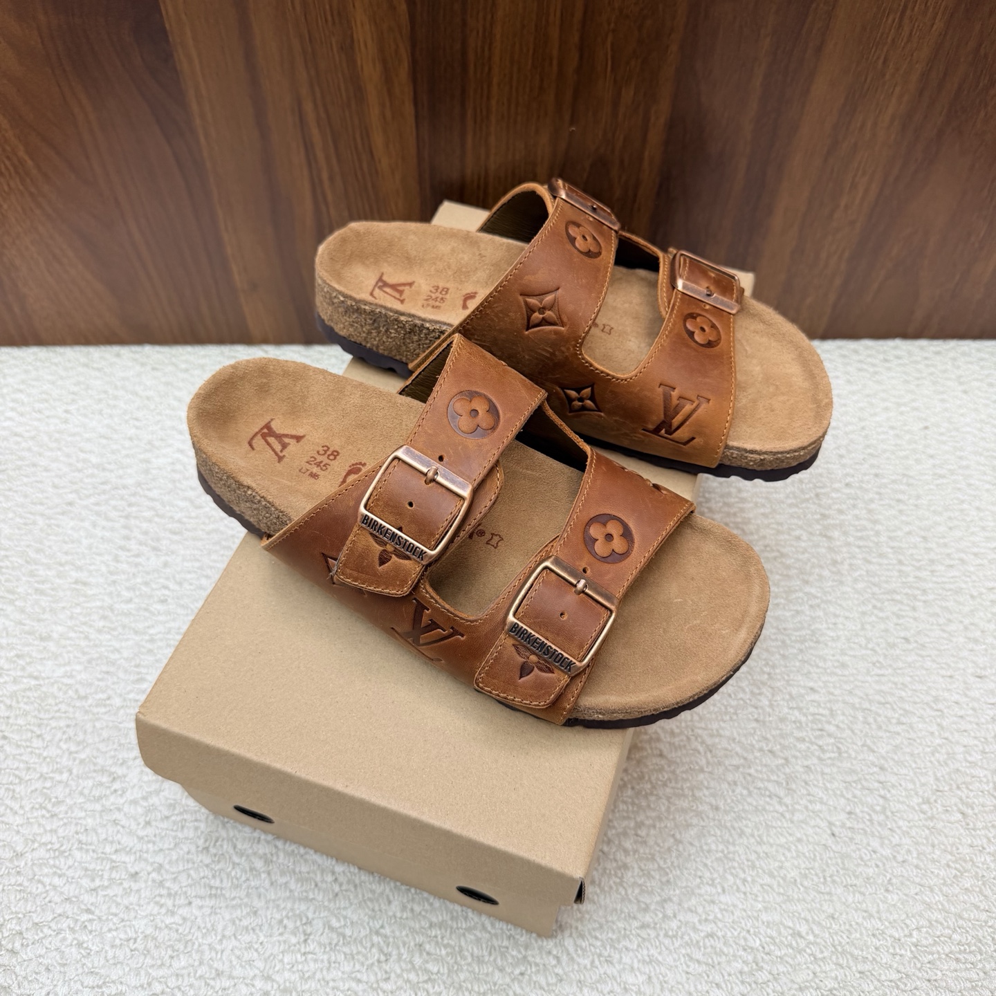 NO:930748,LV Louis Vuitton 2026 spring and summer new products, top version, the counter features the latest Louis Vuitton  Full of high-end feel!  A popular model among bloggers at home and abroad, it is retro, fashionable and looks great on your feet!  The official website's main recommendation is the original specific Niujing embossing on the upper, the imported hybrid sheepskin lining, the original molded outsole, shoe size: women's size 35-39 (customized at 40.41), men's size 40-44 (customized at 45.46), slippers, birkenstock, louis vuitton, louis vuitton, louis vuitton, slippers, sheepskin19860909LV路易威登 2026春夏新品 顶级版本 专柜主打最新款 Louis Vuitton × BIRKENSTOCK联名合作款Boston 包头软底拖鞋Lv 勃肯穆勒拖鞋硬货上新 ———————————女 男 BS代购级别！高级感十足！国内外博主刷爆的一款,复古又时髦上脚美炸了！官网主推款 鞋面原版特定牛京压花 内里进口混种羊皮 大底原版开模大底 鞋码: 女码 35-39（40.41定制） 男码 40-44（45.46定制）,拖鞋,birkenstock,louis vuitton,louis vuitton,louis vuitton,slippers,sheepskin,Women's Shoes