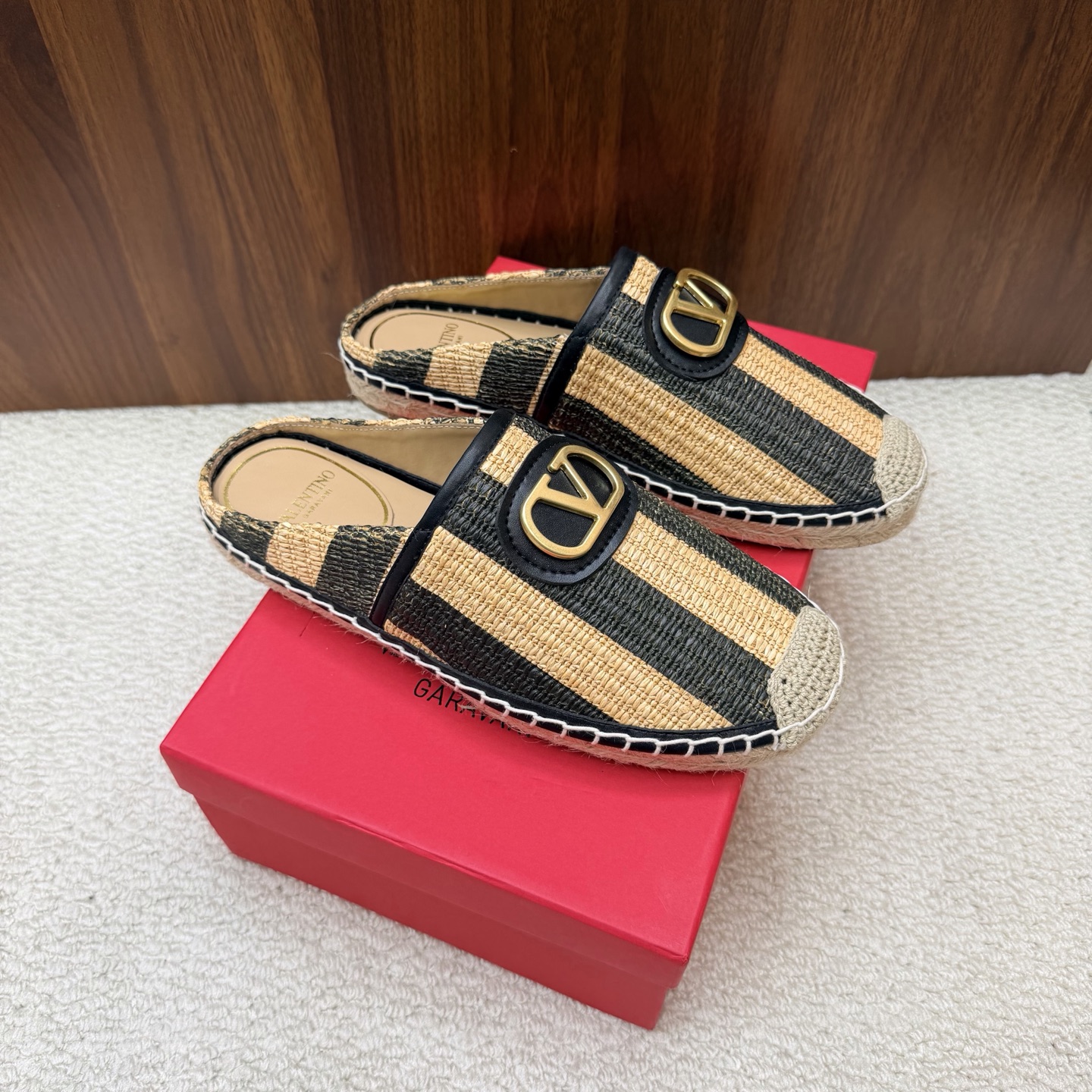 NO:931485,Valentino Garavani (fast shipping) top purchasing agent, the highest version of fisherman shoes, counter 2026 early spring new Muller color-blocking slippers series ———————————Women’s popular single shoes, beautiful on the feet, purchased the authentic original build. 1 The upper is made of imported color-blocking woven raffia, which is very comfortable!  2 Water-dyed sheepskin lining and feet 3 Rubber sole 4 Women's model 36/41 (customized for 40 and 41), half slippers, valentino, valentino, slippers, espadrilles, sheepskin19860909华伦天奴 Valentino Garavani（出货快）顶级代购货最高版本渔夫鞋 专柜2026早春新款穆勒拼色拖鞋 系列 ———————————女 爆款单鞋,上脚很美,购入正品原版build.  1鞋面采用进口拼色编织拉菲草十分舒适！ 2水染羊皮内里和垫脚 3橡胶底 4女款36/41（40、41定制）,半拖拖鞋,valentino,valentino,slippers,espadrilles,sheepskin,Women's Shoes