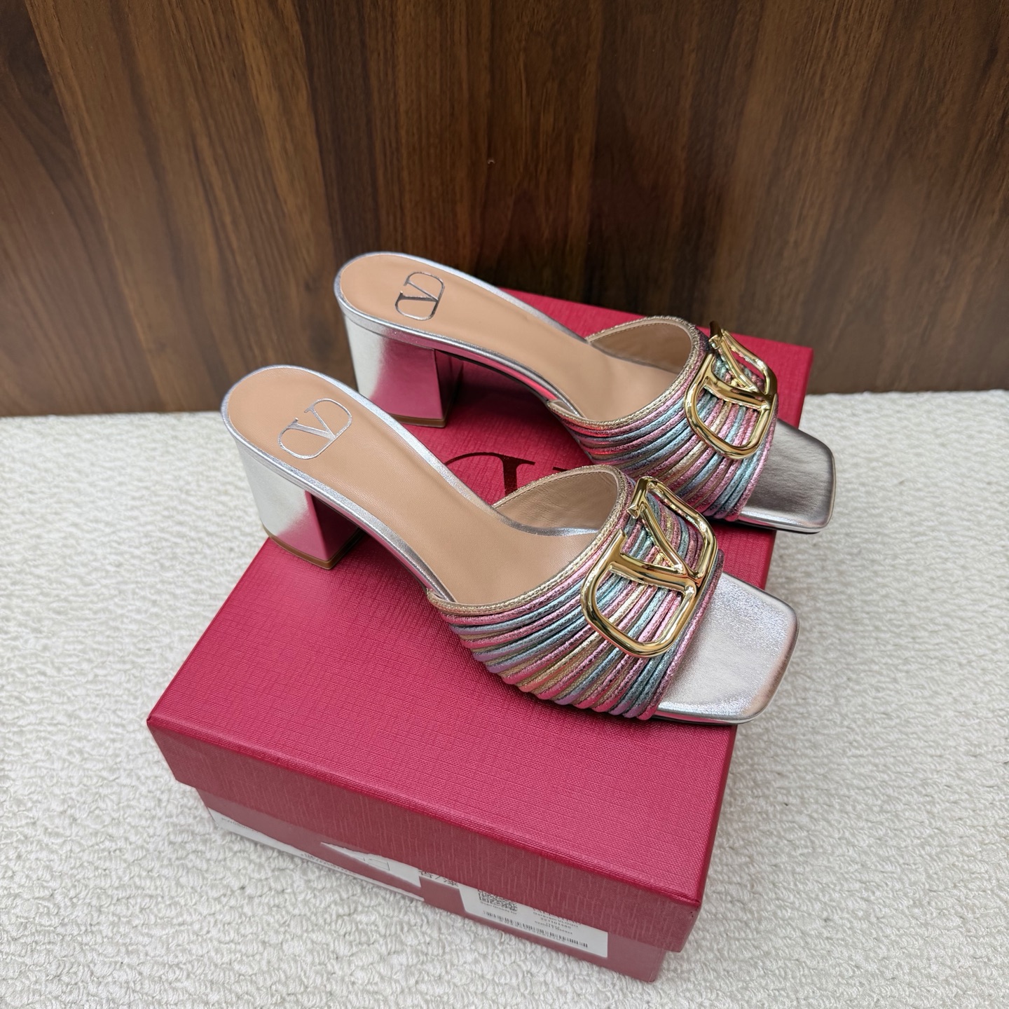 NO:930965,2026 latest top version Valentino Paris fashion show model launches the latest Valentino sandal high heels ———————————— Valentino This series interprets new fashion charm. It continues the ultra-high heel design and is favored by well-known overseas bloggers. Thousands of fan bloggers love it and sell well at home and abroad. It is out of stock in China. The top version has candy color matching. Every color is beautiful. The upper is woven with strips. The lining is imported sheepskin. The sole is genuine leather.  Heel height 6cm, full set of original packaging, sizes 35 to 43 (40.41.42.43 non-returnable, non-exchangeable), high heels and slippers, valentino, valentino, sandals, high heels, slippers, sheepskin, Leather soles198609092026最新款 顶级版本版本Valentino 巴黎时装秀场款推出最新款 华伦天奴凉鞋高跟 —————————————— 华伦天奴此系列演绎全新时尚魅力 延续超高跟设计,深得海外知名博主青睐 千万粉丝博主倾情演绎,畅销海内外 国内已经断货,顶级版本 糖果色配色,每个颜色都是绝美 鞋面编织抽条 内里进口羊皮 鞋底真皮大底 跟高6cm 包装全套原版包装 码数35一43码（40.41.42.43 不退不换）,高跟鞋拖鞋,valentino,valentino,sandals,high heels,slippers,sheepskin,Leather soles,Women's Shoes