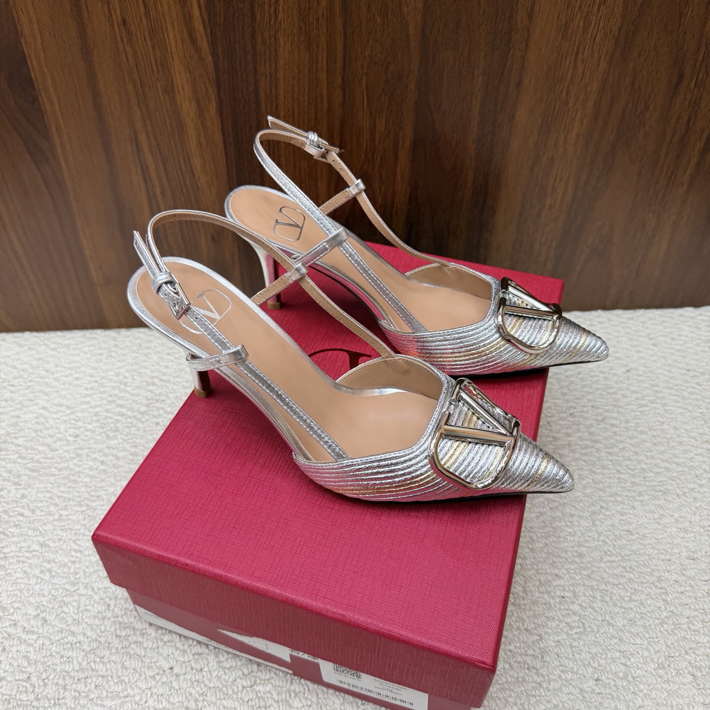 NO:930976,2026 latest top version Valentino Paris fashion show model launches the latest Valentino sandal high heels ———————————— Valentino This series interprets new fashion charm. It continues the ultra-high heel design and is favored by well-known overseas bloggers. Thousands of fan bloggers love it and sell well at home and abroad. It is out of stock in China. The top version has candy color matching. Every color is beautiful. The upper is woven with strips. The lining is imported sheepskin. The sole is genuine leather.  Heel height 7.5cm, full set of original packaging, sizes 35 to 43 (40.41.42.43 non-returnable, non-exchangeable), high heels and slippers, valentino, valentino, sandals, high heels, slippers, sheepskin, Leather soles198609092026最新款 顶级版本版本Valentino 巴黎时装秀场款推出最新款 华伦天奴凉鞋高跟 —————————————— 华伦天奴此系列演绎全新时尚魅力 延续超高跟设计,深得海外知名博主青睐 千万粉丝博主倾情演绎,畅销海内外 国内已经断货,顶级版本 糖果色配色,每个颜色都是绝美 鞋面编织抽条 内里进口羊皮 鞋底真皮大底 跟高7.5cm 包装全套原版包装 码数35一43码（40.41.42.43 不退不换）,高跟鞋拖鞋,valentino,valentino,sandals,high heels,slippers,sheepskin,Leather soles,Women's Shoes