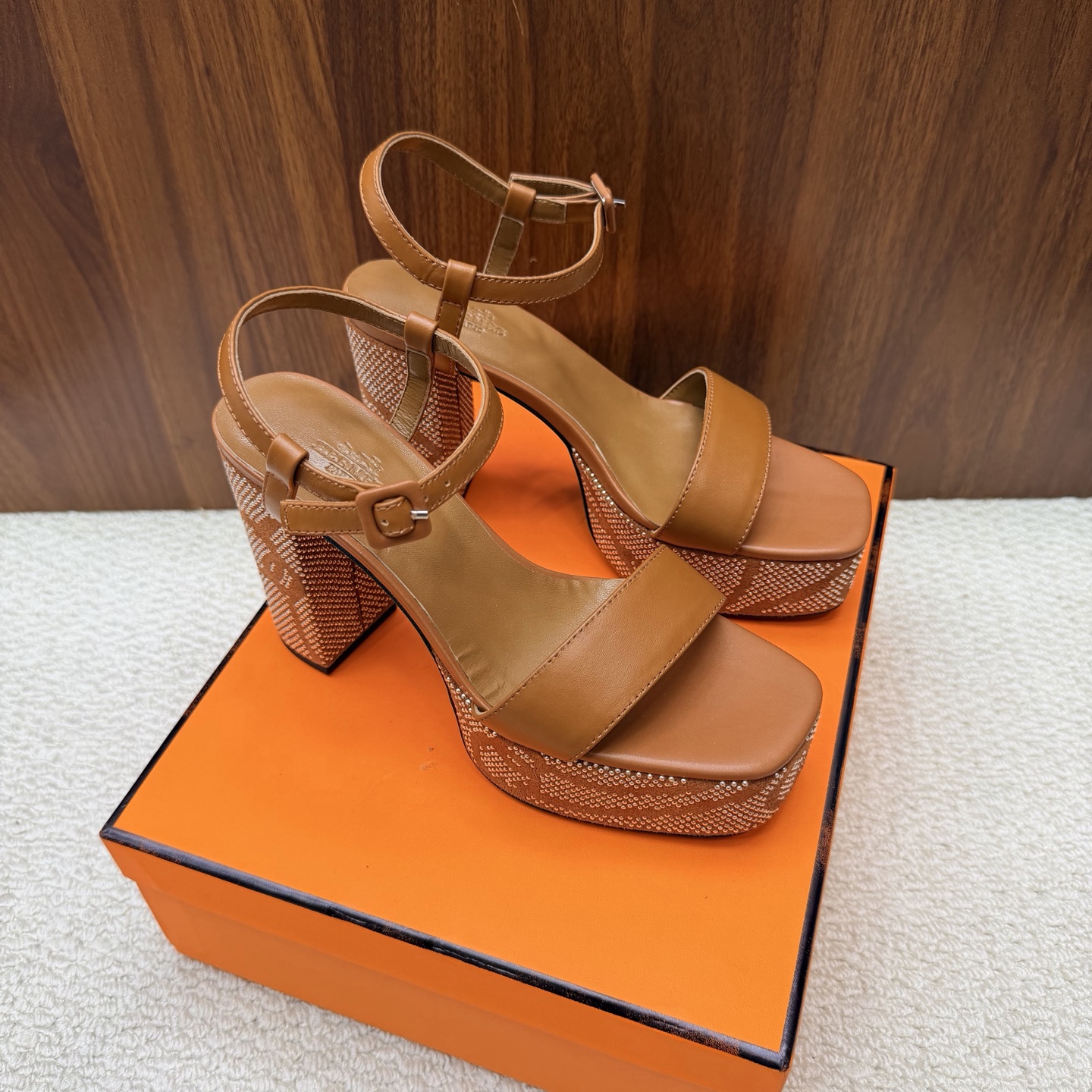 NO:929801,New 2026 Early Spring New Hermès/Hermès Latest Hot Diamond Wedge Thick-soled Sandals ——————————————— Very retro design, strong exotic style, full of fashion, and stylish when worn casually. The simple style is great when paired with a high-end feel. It’s hard not to love the versatile colors and smooth lines!  The fabric is made of imported sheepskin/cowhide. The inner pads are all lambskin/sheepskin. The cowhide outsole is imported from Italy. The heel height is 10.2cm. The platform is 3.5cm. Size35-39 (40/41/42 customized). High heels and sandals, hermes, hermes, sandals, high heels, cowhide, sheepskin, sheep.19860909新款 2026早春新款 Hermès/爱马仕最新款 烫钻坡跟厚底凉鞋 ——————————————— 极约复古的设计 浓厚的异域风情 时髦感十足、随便上脚都很有腔调 简简单单的款式随便搭配一下高级感就很棒 百搭的颜色流畅的线条很难不爱！ 面料采用进口羊京烫钻/牛皮 内里垫脚均为小羊皮/羊京 意大利进口牛皮大底 跟高10.2cm水台3.5cm Size35-39（40/41/42定制）,高跟鞋凉鞋,hermes,hermes,sandals,high heels,cowhide,sheepskin,sheep,Women's Shoes