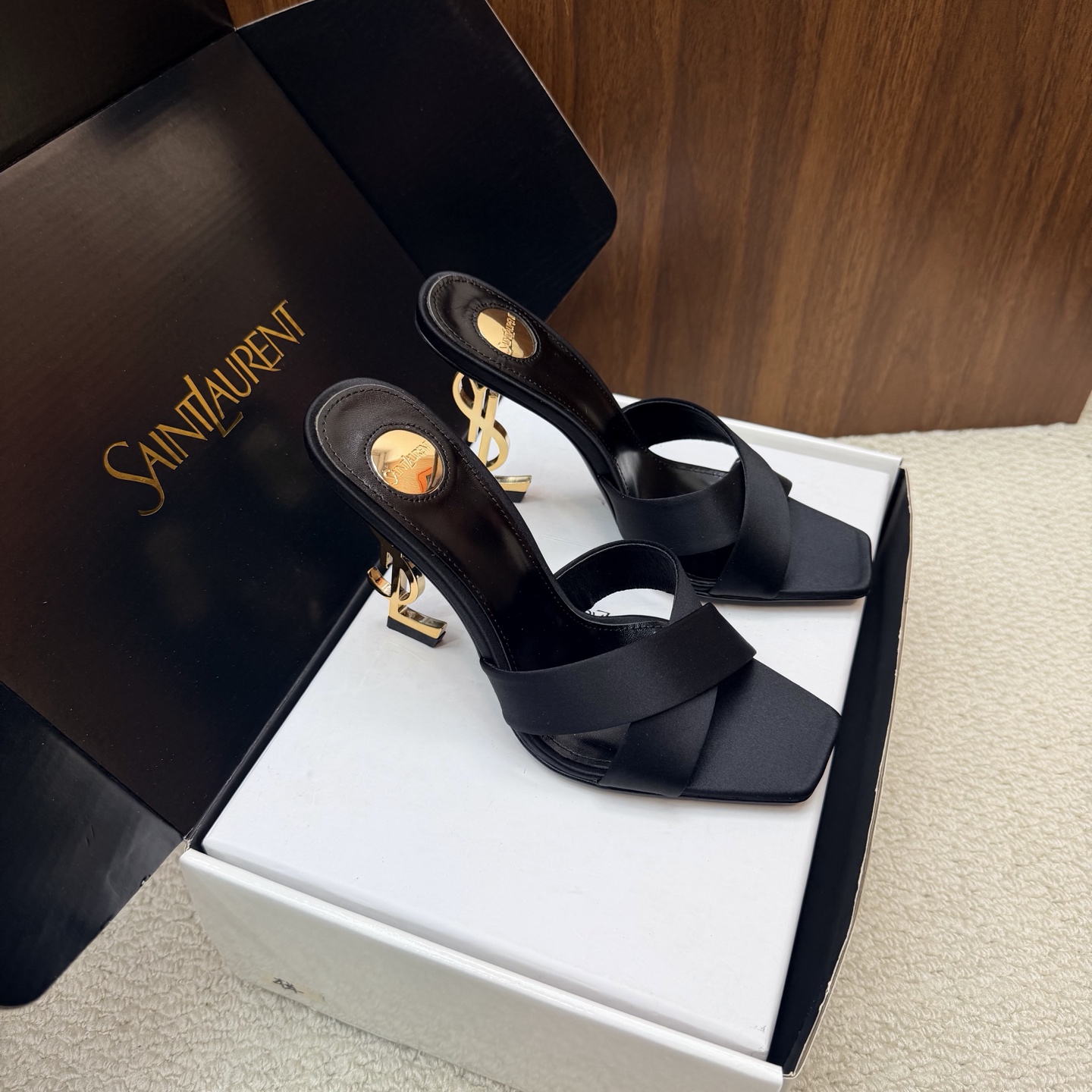 NO:929972,Saint Lauren* 26ss new YSL Logo high-heeled shoes and slippers ———————————— Comes with airplane case Ysl catwalk style high-heeled shoes. Match with various small skirts. You don’t have to choose the shape of your feet at all. Ysl Logo heels are particularly beautiful!  Under the illumination of the light, the illusion of color appears. It is so beautiful that the whiteness of the upper toes makes people look head-high!  Unleash the infinite elegance and charm and explore more high-heeled shoes!  Fabric, silk, leather outsole, heel height 10.5cm, size 35-40 (40 41 42 customized), high heels and slippers, saint laurent, saint laurent, saint laurent, high heels, slippers, skirts, real silk, Leather soles19860909圣罗兰Saint Lauren* 26ss新YSL Logo高跟鞋拖 ————————————配飞机盒 Ysl走秀款高跟鞋 各种小裙子搭配起来 完全不挑脚型哦 Ysl Logo跟特别好看！在光线的照耀下呈现幻彩 真的美的过分 上脚显白的让人上头！释放无限优雅魅力 探索更多臻选高跟鞋！ 面料真丝 大底真皮大底 跟高10.5cm 码数35-40（40 41 42定制）,高跟鞋拖鞋,saint laurent,saint laurent,saint laurent,high heels,slippers,skirts,real silk,Leather soles,Women's Shoes
