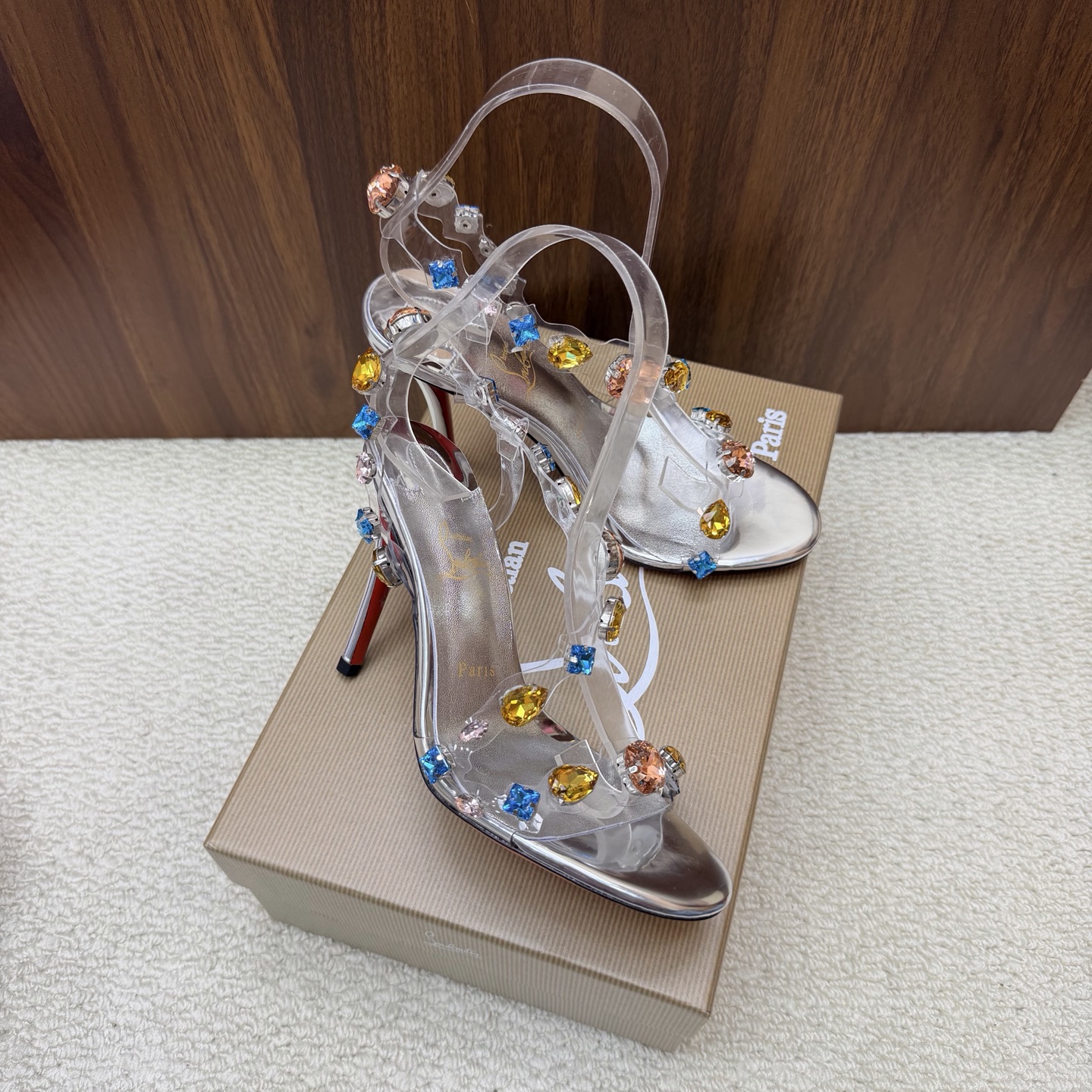 NO:929676,2026 spring and summer new fashion catwalk diamond high-heeled sandals CL red sole forever —————————— Red-soled high-heeled new red-soled ballet high-heeled shoes There is nothing to say, just a whole beautiful crazy #fatal temptation. I just tried it on my feet. It is very easy to wear, very stable and also very beautiful #redsoled shoes. Super comfortable high-heeled shoes. Feminine shoes must have a pair of red-soled shoes. PVC film on the upper. Sheepskin lining. Heel height 10.5cm.  Free shipping CL full set of original packaging 35-42, high heels sandals, christian louboutin, sandals, high heels, sheepskin198609092026春夏新款时装走秀钻石高跟凉鞋 CL红底永远的 ——————————— 红底高跟 新款红底芭蕾高跟鞋 没什么好说的 就是一整个美疯#致命的诱惑 刚刚上脚试了 非常好穿非常稳 也非常美#红底鞋 超舒适的高跟鞋 女人味鞋子必须有一双红底鞋 鞋面pvc胶片 内里羊皮 跟高10.5cm 包邮CL全套原版包装 35-42,高跟鞋凉鞋,christian louboutin,sandals,high heels,sheepskin,Women's Shoes