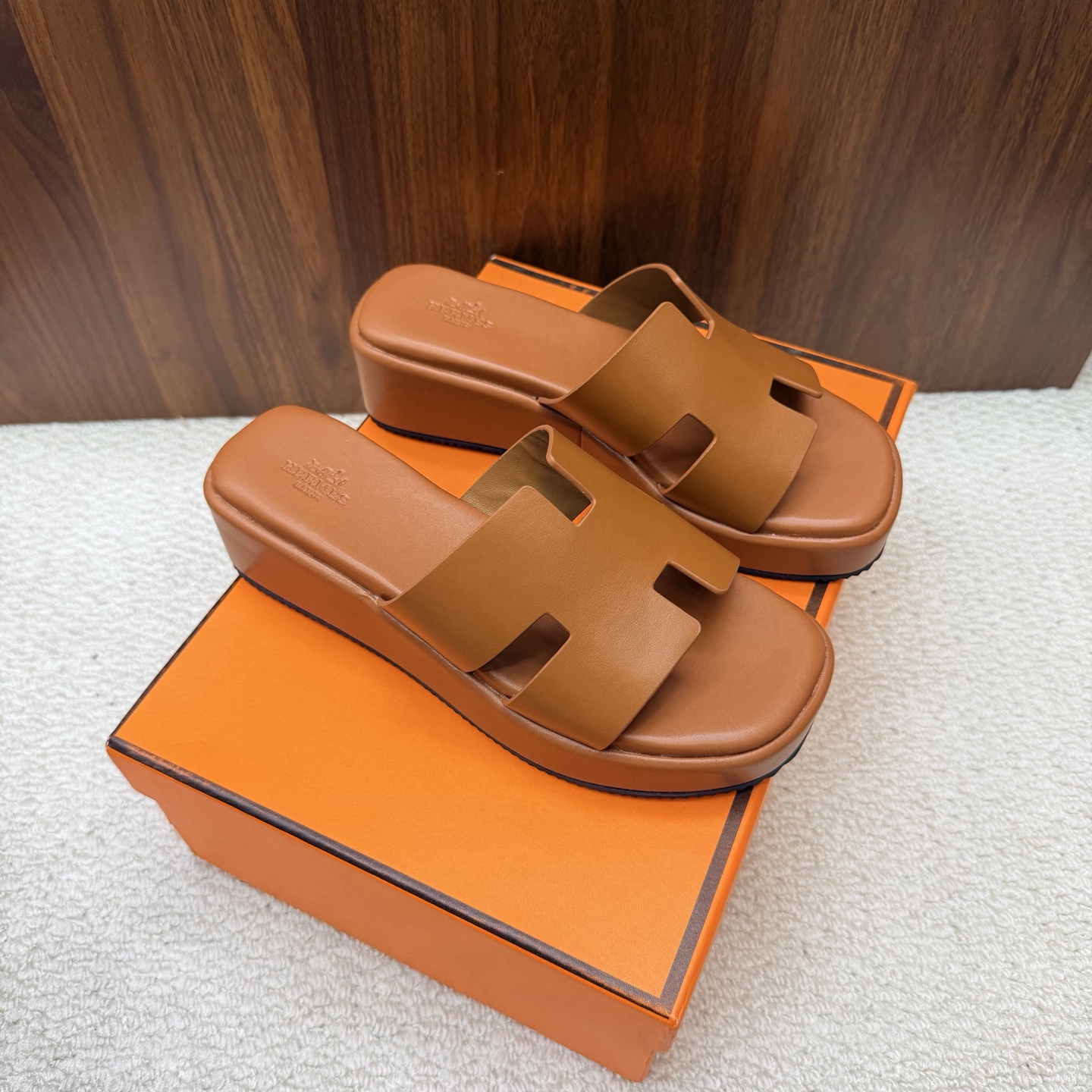 NO:929789,Hermès/Hermès classic waterproof platform wedge-heeled thick-soled sandals —————————— Very retro design, strong exotic style, full of fashion, and stylish when worn casually. The simple style is great when paired with a high-end feel. It’s hard not to love the versatile colors and smooth lines!  The fabric is made of imported sheepskin/cowhide. The inner pads are all lambskin. The original outsole is Size35-39 (40/41/customized), slippers, hermes, hermes, sandals, slippers, cowhide, sheepskin, sheep.19860909Hermès/爱马仕经典防水台坡跟厚底凉鞋 —————————— 极约复古的设计 浓厚的异域风情 时髦感十足、随便上脚都很有腔调 简简单单的款式随便搭配一下高级感就很棒 百搭的颜色流畅的线条很难不爱！ 面料采用进口羊京/牛皮 内里垫脚均为小羊皮 原版大底 Size35-39(40/41/定制）,拖鞋,hermes,hermes,sandals,slippers,cowhide,sheepskin,sheep,Women's Shoes