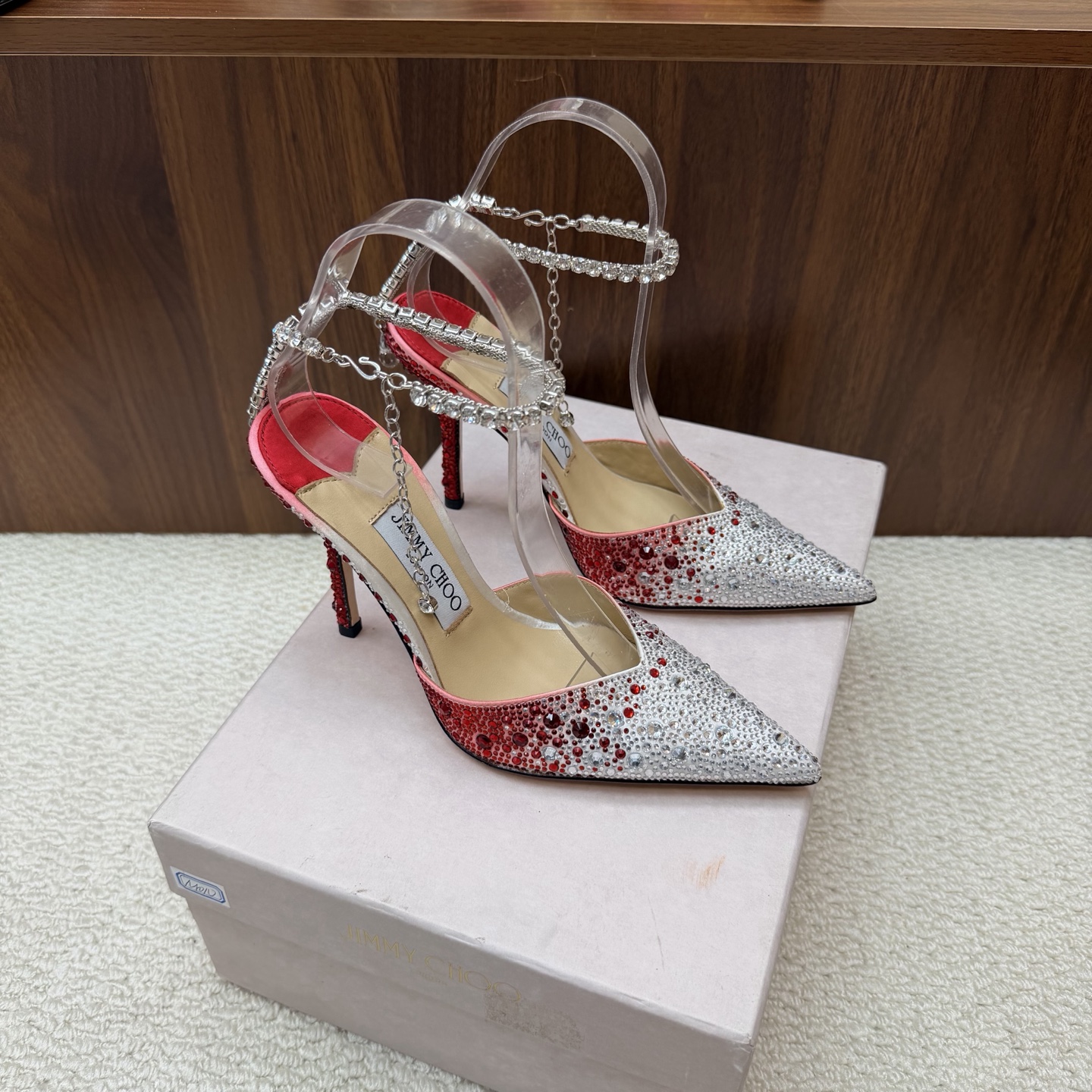 NO:929537,Rhinestone starry sky 2026 new color matching Jimmy Choo modern shoes, street style artifact SAE crystal chain high-heeled sandals, pointed slippers series, colorful color matching hot diamond models, eye-catching rainbow wedding shoes ———————————— (The whole shoe is made of Swarovski crystal hot diamonds) Personalized sandals series, 99%  The unique individual, plus the outstanding inspiration of 1, perfect street photography, allowing you to make blockbusters in seconds. A little sparkle, dazzling light, romantic photos are ready, lighting up your good mood. The heels are all hand-hot diamonds, and the original custom-made crystal diamond necklace is densely inlaid, weaving a starlight curtain ————————————— The fabric is high-grade silk satin with hot diamonds, the inner material is fine lambskin, the outsole is Italian AAA grade cowhide, and the heel height is 10cm  Size 35-39 (40, 41, 42 are custom-made and non-returnable), high heels and sandals, jimmy choo, swarovski, sandals, high heels, necklace, cowhide, sheepskin, real silk19860909水钻星空 2026新配色 Jimmy Choo摩登鞋履,街拍神器SAE水晶链高跟凉鞋 尖拖系列 幻彩拼色烫钻款 夺目彩虹婚鞋 ———————————（整鞋采用施华洛世奇水晶烫钻）个性凉鞋系,99％ 的独特个体,添上1的出众灵感,满分街拍,让你分分秒秒出大片.点点闪耀,璀璨炫光,浪漫的写真就绪,照亮你的好心情.鞋跟都是手工烫钻,原版定制水晶钻项链密密镶嵌,织出星光幕布 ————————————— 面料高级真丝缎烫钻 内料上等小羊皮 大底意大利三A级牛皮底 跟高10cm 码数35－39（40、41、42 定做不退换）,高跟鞋凉鞋,jimmy choo,swarovski,sandals,high heels,necklace,cowhide,sheepskin,real silk,Women's Shoes