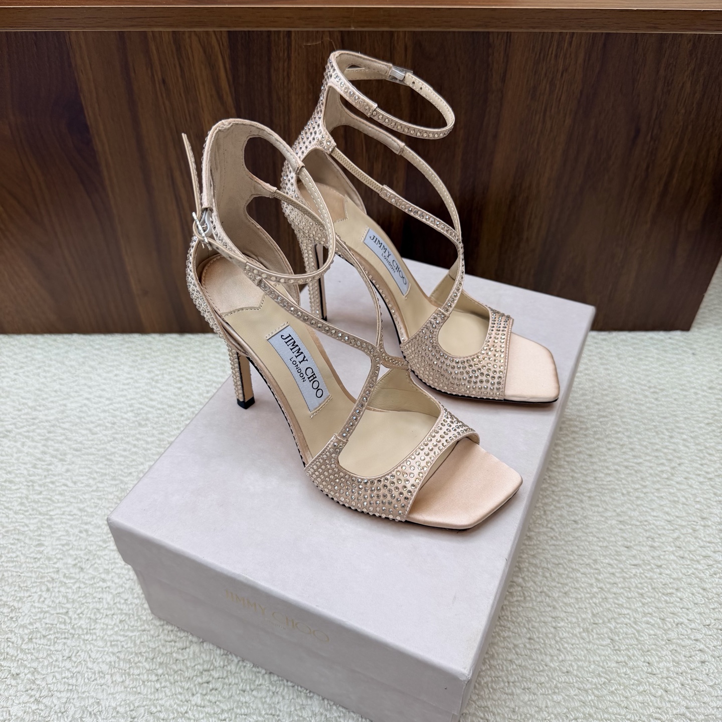 NO:929529,Rhinestone starry sky, market exclusive high version first release, 2025 new color matching Jimmy Choo modern shoes, street style artifact SAE crystal chain high-heeled sandals, pointed slippers series, colorful color matching hot diamond style, eye-catching rainbow wedding shoes ——————————The price has been reduced (the whole shoe is made of Swarovski crystal hot diamond) personalized sandal series, 99%  The unique individual, plus the outstanding inspiration of 1, perfect street photography, allowing you to make blockbusters in seconds. A little sparkle, dazzling light, romantic photos are ready, lighting up your good mood. The heels are all hand-hot diamonds, and the original custom-made crystal diamond necklace is densely inlaid, weaving a starlight curtain ————————————— The fabric is high-grade silk satin with hot diamonds, the inner material is fine lambskin, the outsole is Italian AAA grade cowhide, and the heel height is 10cm  Size 35-39 (40, 41, 42 are custom-made and non-returnable), high heels and sandals, jimmy choo, swarovski, sandals, high heels, necklace, cowhide, sheepskin, real silk19860909水钻星空 市场独家高版本首发 2025新配色 Jimmy Choo摩登鞋履,街拍神器SAE水晶链高跟凉鞋 尖拖系列 幻彩拼色烫钻款 夺目彩虹婚鞋 ———————————降价了（整鞋采用施华洛世奇水晶烫钻）个性凉鞋系,99％ 的独特个体,添上1的出众灵感,满分街拍,让你分分秒秒出大片.点点闪耀,璀璨炫光,浪漫的写真就绪,照亮你的好心情.鞋跟都是手工烫钻,原版定制水晶钻项链密密镶嵌,织出星光幕布 ————————————— 面料高级真丝缎烫钻 内料上等小羊皮 大底意大利三A级牛皮底 跟高10cm 码数35－39（40、41、42 定做不退换）,高跟鞋凉鞋,jimmy choo,swarovski,sandals,high heels,necklace,cowhide,sheepskin,real silk,Women's Shoes