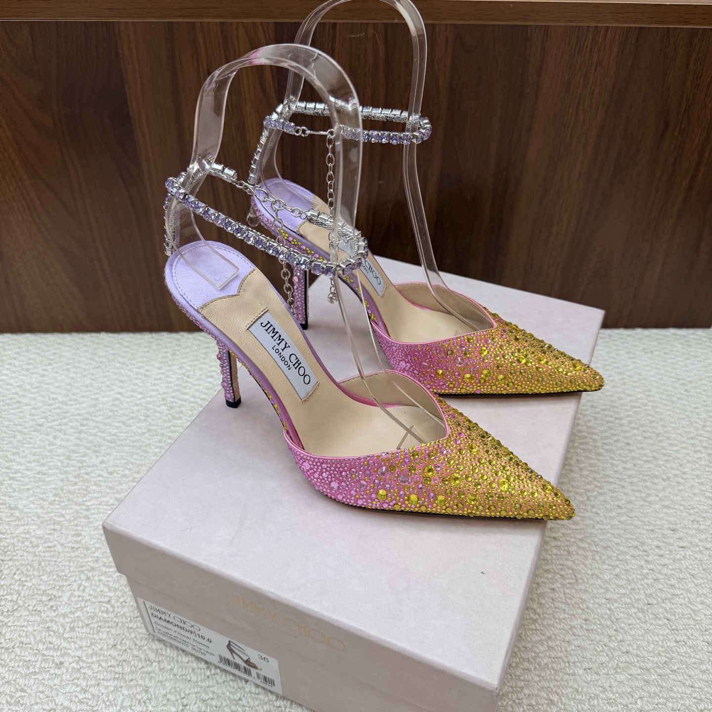 NO:929545,Rhinestone starry sky 2026 new color matching Jimmy Choo modern shoes, street style artifact SAE crystal chain high-heeled sandals, pointed slippers series, colorful color matching hot diamond models, eye-catching rainbow wedding shoes ———————————— (The whole shoe is made of Swarovski crystal hot diamonds) Personalized sandals series, 99%  The unique individual, plus the outstanding inspiration of 1, perfect street photography, allowing you to make blockbusters in seconds. A little sparkle, dazzling light, romantic photos are ready, lighting up your good mood. The heels are all hand-hot diamonds, and the original custom-made crystal diamond necklace is densely inlaid, weaving a starlight curtain ————————————— The fabric is high-grade silk satin with hot diamonds, the inner material is fine lambskin, the outsole is Italian AAA grade cowhide, and the heel height is 10cm  Size 35-39 (40, 41, 42 are custom-made and non-returnable), high heels and sandals, jimmy choo, swarovski, sandals, high heels, necklace, cowhide, sheepskin, real silk19860909水钻星空 2026新配色 Jimmy Choo摩登鞋履,街拍神器SAE水晶链高跟凉鞋 尖拖系列 幻彩拼色烫钻款 夺目彩虹婚鞋 ———————————（整鞋采用施华洛世奇水晶烫钻）个性凉鞋系,99％ 的独特个体,添上1的出众灵感,满分街拍,让你分分秒秒出大片.点点闪耀,璀璨炫光,浪漫的写真就绪,照亮你的好心情.鞋跟都是手工烫钻,原版定制水晶钻项链密密镶嵌,织出星光幕布 ————————————— 面料高级真丝缎烫钻 内料上等小羊皮 大底意大利三A级牛皮底 跟高10cm 码数35－39（40、41、42 定做不退换）,高跟鞋凉鞋,jimmy choo,swarovski,sandals,high heels,necklace,cowhide,sheepskin,real silk,Women's Shoes