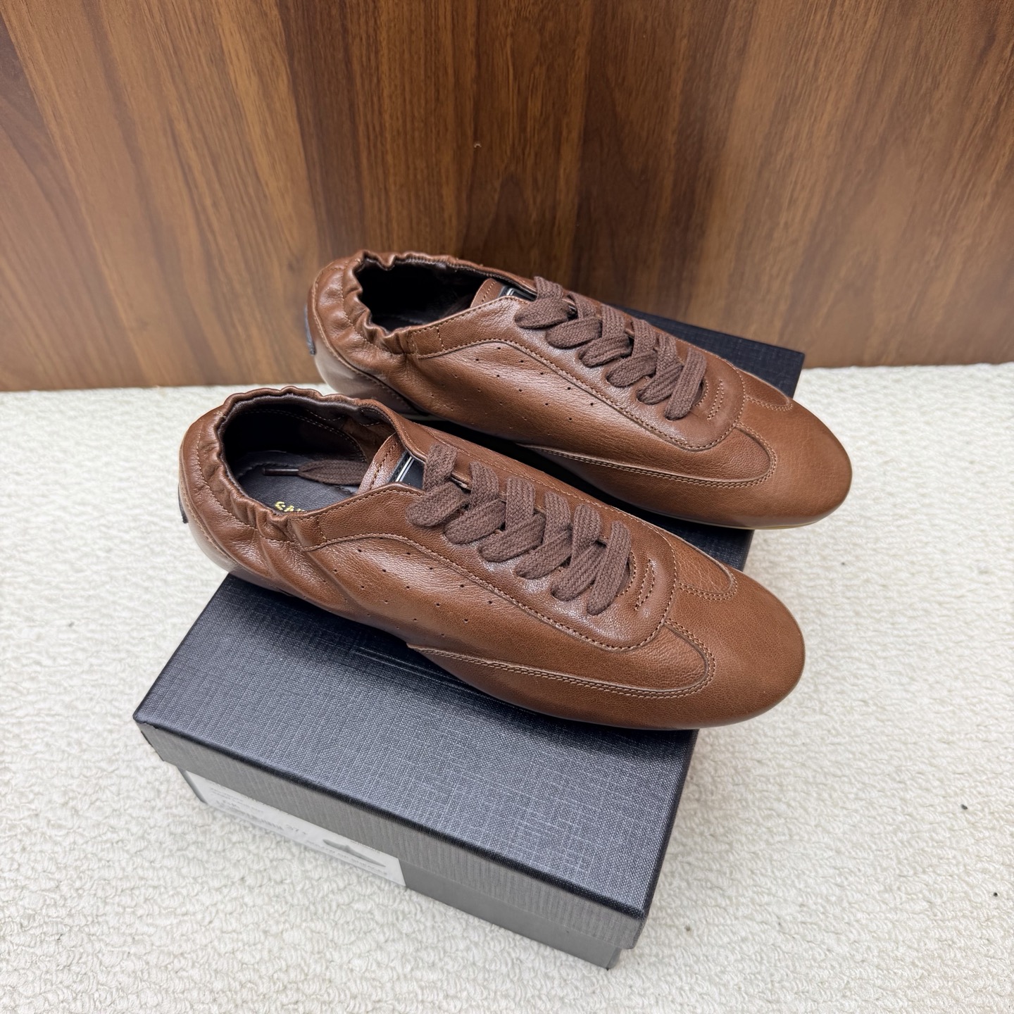 NO:931043,The top version of Saint Lauren* Saint Laurent 2026 YSL small logo Forrest sneakers ————————————— The iconic small logo is the soul of this pair of shoes. It is presented on the shoe body in a low-key and delicate manner. Different from the big and flamboyant logo, it is quiet but eye-catching. It outlines YSL’s unique fashion DNA with simple lines and inadvertently reveals the brand’s profound heritage. The classic almond-shaped design of the toe cleverly modifies the foot shape and visually lengthens the foot line.  Showing elegance and delicacy. Every date and trip that the couple goes on together becomes a low-key and profound style souvenir due to the tacit blessing of this pair of shoes. The fabric is made of cowhide and the inner foot pads are all sheepskin. Original outsole size 35–40 (customized for 40), ballet shoes, saint laurent, saint laurent, saint laurent, sneakers, cowhide, sheepskin19860909顶级版本Saint Lauren*圣罗兰2026 YSL小logo 阿甘鞋运动鞋 ————————————— 标志性的小logo是这双鞋的灵魂所在 以低调而精致的姿态呈现于鞋身之上. 不同于张扬的大标识 它安静却醒目 用简洁线条勾勒出YSL独有的时尚DNA 在不经意间透露出品牌的深厚底蕴 鞋头的经典杏仁形设计 巧妙修饰脚型 在视觉上拉长足部线条 彰显优雅与秀气 . 情侣共赴的每一场约会 每一次出行 都因这双鞋的默契加持 成为低调又深刻的风格纪念. 面料采用牛皮 内里垫脚均为羊皮 原版大底 size35–40（40定制）,芭蕾舞鞋,saint laurent,saint laurent,saint laurent,sneakers,cowhide,sheepskin,Women's Shoes