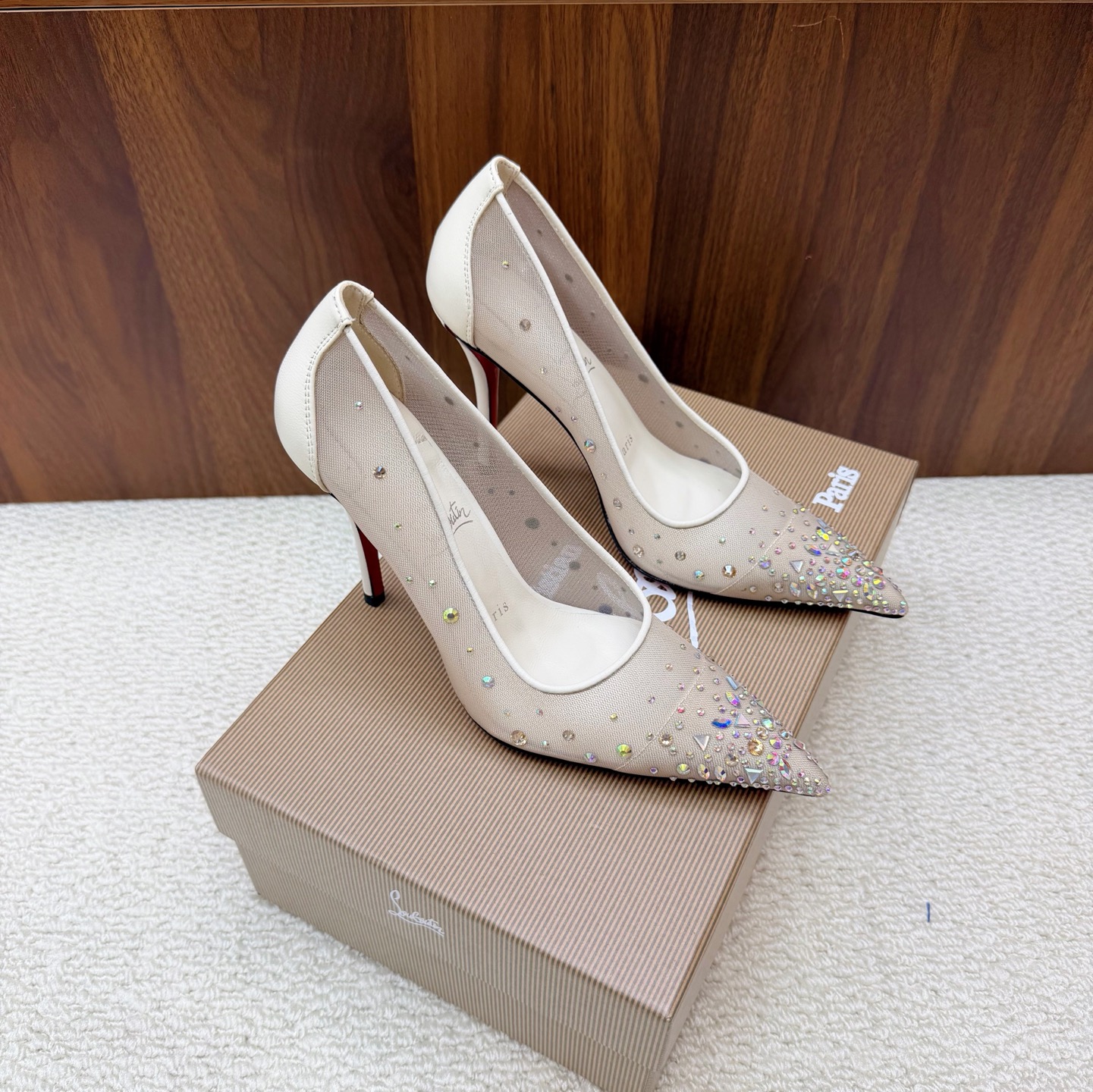 NO:931265,Christian Louboutin | 2026 s original CL new show high heels~ Fashion catwalk red-soled sandals ———————————— New red-soled metal heels and fiery rose high-heeled shoes. There is nothing to say, they are completely beautiful and crazy #fatal temptation. Upper: Beautiful new style, with roses in full bloom on the toes, sewn from petals into flowers, and inlaid with crystals, all hand-stitched. The upper foot is exquisite and attractive. The material is mesh with hot diamonds and the inner sheepskin lining.  Outsole Original imported top quality genuine leather outsole Size 35–42 (35.40.41.42) Customized and non-returnable Heel height 10.5cm, high-heeled shoes, christian louboutin, sandals, high heels, sheepskin, Leather soles19860909Christian Louboutin | 2026 s原版CL全新秀款高跟鞋～ 时装走秀红底凉鞋 ———————————— 新款红底金属跟火红玫瑰高跟鞋 没什么好说的就是一整个美疯#致命的诱惑 鞋面:绝美的新款,盛放足尖上的玫瑰,从花瓣缝制为花朵,在到水晶的镶嵌均全部纯手工缝制 上脚精致逼人 材质网纱烫钻 内里羊皮里 大底原版进口顶级真皮大底 Size35–42（35.40.41.42）订做不退换 跟高10.5cm,高跟鞋单鞋,christian louboutin,sandals,high heels,sheepskin,Leather soles,Women's Shoes