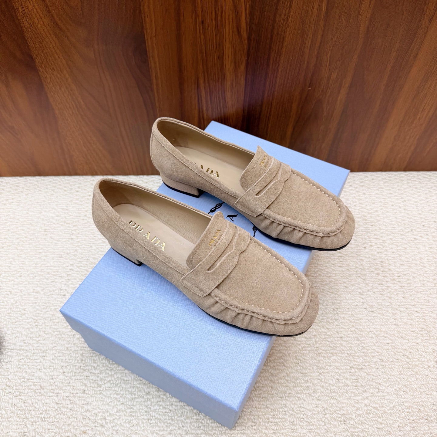NO:929591,Top version 2026 spring and summer new loafers. Prada/Prada classic triangle single shoes. Classic triangle logo has its own high-end feel. ———————————— The buckle design is retro and playful. Whether it is worn with a skirt to take an elegant route or with trousers to create a relaxed and fashionable feel, it can be easily handled. A perfect fashion essential item~ The fabric is made of original nubuck leather/cow leather. The inner feet are all mixed sheepskin. Original genuine leather bottom size  35-39 (40/41 customized), loafers, prada, prada, loafers, skirts, cowhide, sheepskin19860909顶级版本 2026 春夏新款乐福鞋 单鞋 Prada/普拉达经典三角标单鞋经典三角标自带高级感 ———————————— 搭扣设计复古又俏皮 不管是配裙装走优雅路线 还是搭裤装打造松弛时髦感 都能轻松拿捏 妥妥的时尚刚需单品~ 面料采用原版磨砂皮/牛皮 内里垫脚均为混种羊皮 原版真皮底 size 35-39（40/41定制）,乐福鞋,prada,prada,loafers,skirts,cowhide,sheepskin,Women's Shoes