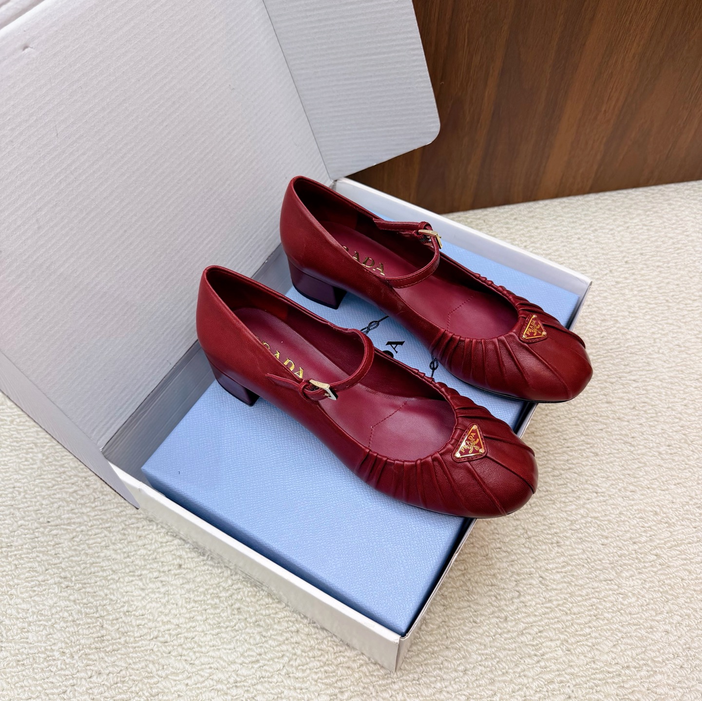 NO:929586,(With high-end airplane box) 26Ss spring and summer new Prada classic triangle logo back hollow thick heel sandals, retro-style pleated leather Mary Jane ballet shoes thick heel single shoes, classic and elegant design, with both retro charm and fashion sense, suitable for various occasions. Made of high-quality leather material, smooth surface, high-quality texture, and has good wear resistance and breathability.  The toe adopts a pleated design, which adds a sense of layering and three-dimensionality to the shoes, while giving it a retro style; there are thin straps at the ankles, which not only serve as a fixation, but also modify the ankle lines, enhancing the overall sense of sophistication. The low-heeled design, with a moderate height, can not only increase the wearer's figure  It has a high temperament and ensures stability and comfort when walking. It is not easy to feel tired after walking for a long time. It is decorated with an enameled triangular metal logo, highlighting classic lines and exquisite and elegant details. The upper is embellished with ribbons and engraved logo metal buckles, and the enameled triangular metal logo!  Customized calfskin upper, sheepskin lining, heel height 4cm, Italian genuine leather outsole, size 35-39 (40.41 custom-made, non-returnable), sandals, prada, prada, sandals, mary jane, cowhide, sheepskin, Leather soles19860909（配高档飞机盒） 26Ss春夏新款Prada普拉达 经典三角标后空粗跟凉鞋复古风褶皱皮面玛丽珍芭蕾舞鞋粗跟单鞋 设计经典大方,兼具复古韵味与时尚感,适合多种场合搭配. 采用优质皮革材质,表面光滑,质感上乘,且具备良好的耐磨性和透气性. 鞋头采用了褶皱设计,增添了鞋子的层次感和立体感,同时赋予其复古风情；脚踝处设有细带,不仅起到固定作用,还能修饰脚踝线条,提升整体的精致感.低跟设计,高度适中,既能增加穿着者的身高和气质,又能保证行走时的稳定性和舒适度,长时间行走也不易感到疲劳.饰有涂珐琅三角形金属徽标,彰显经典线条和精致优雅细节.鞋面点缀饰带与雕刻徽标金属搭扣,涂珐琅三角形金属徽标！ 鞋面定制小牛皮 内里垫脚羊皮 跟高4cm 鞋底意大利真皮大底 码数35-39（40.41定做不退换）,凉鞋单鞋,prada,prada,sandals,mary jane,cowhide,sheepskin,Leather soles,Women's Shoes