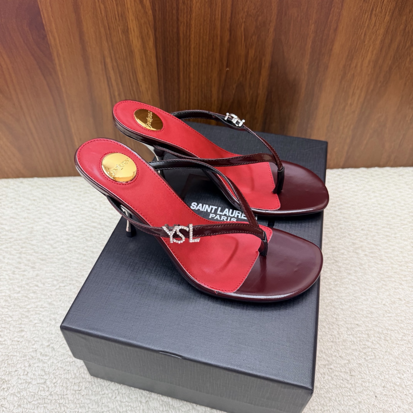 NO:931152,2026 spring and summer new YSL Saint Laurent / Yves Saint Laurent ysl slippers, super super invincible and popular slippers —————————————— This hardware buckle of each layout in our house must be molded and customized at 1:1!  The effect is very comfortable, the foot feels great, and whether you pair it with jeans, a small suit, or a skirt, it can be matched naturally. Silk/cow leather upper, sheep leather lining, genuine leather outsole, heel height 8cm, size 35-42 (40-42 customized, non-returnable and non-exchangeable), split-toe high heels, saint laurent, saint laurent, saint laurent, high  heels,slippers,skirts,jeans,cowhide,sheepskin,real silk,Leather soles198609092026春夏新款 YSL Saint Laurent / 圣罗兰ysl拖鞋 超级超级无敌火爆的一个款拖鞋 —————————————— 这款我们家每个版面的五金扣都要开模1:1定制！效果非常舒服,脚感很棒,而且无论你搭配牛仔裤,小西服,裙子,都能搭配自然 鞋面真丝/牛皮 内里绵羊皮 鞋底真皮大底 跟高8cm 尺码35-42（40-42定制不退不换),分趾鞋高跟鞋,saint laurent,saint laurent,saint laurent,high heels,slippers,skirts,jeans,cowhide,sheepskin,real silk,Leather soles,Women's Shoes