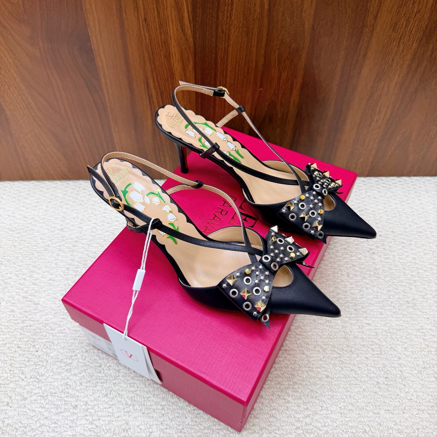 NO:929705,————Exclusive new style of Warren—————— 2025 latest top version Valentino Paris fashion show model launches the latest Valentino bow sandal high heels ———————————— Valentino This series interprets new fashion charm. It continues the ultra-high heel design and is favored by well-known overseas bloggers. Tens of millions of fan bloggers love it and it sells well at home and abroad. It is out of stock in China. The top version has candy color matching. Every color is beautiful. The upper is made of silk.  Imported sheepskin lining, genuine leather outsole, 8cm heel height, full original packaging, sizes 35 to 43 (40.41.42.43 non-returnable, non-exchangeable), high heels and sandals, valentino, valentino, sandals, high heels, sheepskin, real silk, Leather soles19860909—————独家新款华伦—————— 2025最新款 顶级版本版本Valentino 巴黎时装秀场款推出最新款 华伦天奴蝴蝶结凉鞋高跟 —————————————— 华伦天奴此系列演绎全新时尚魅力 延续超高跟设计,深得海外知名博主青睐 千万粉丝博主倾情演绎,畅销海内外 国内已经断货,顶级版本 糖果色配色,每个颜色都是绝美 鞋面真丝 内里进口羊皮 鞋底真皮大底 跟高8cm 包装全套原版包装 码数35一43码（40.41.42.43 不退不换）,高跟鞋凉鞋,valentino,valentino,sandals,high heels,sheepskin,real silk,Leather soles,Women's Shoes