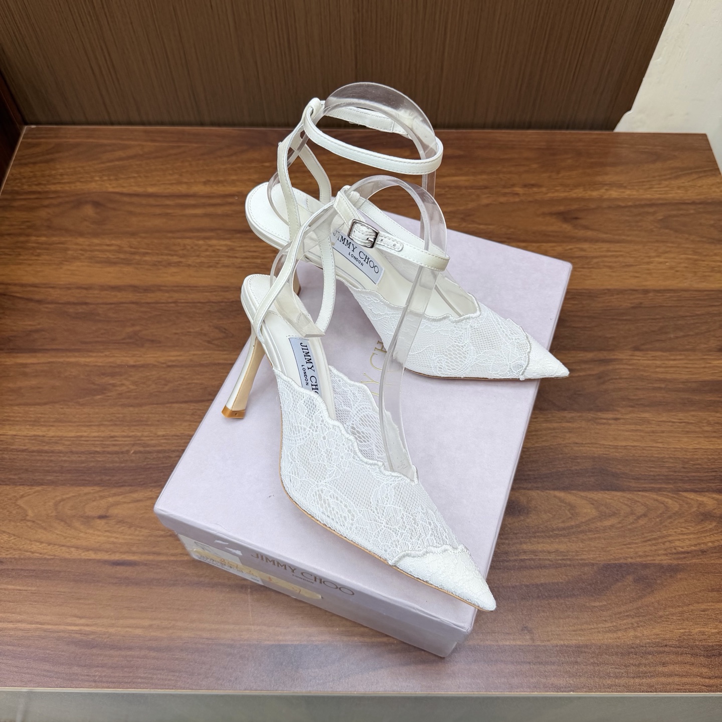 NO:931220,The new 2026 spring and summer Jimmychoo style and details are very particular!  Lace is not just decoration, it is the core highlight~ —————————————— The most interesting thing about this series is the contrast and little surprises!  Soft pastel colors can also look bold, and their appearance is very contagious. Sandra Choi moved the oversized paper peonies into Milan, surrounded by greenery and flowers, as if walking into a surreal wonderland. What surprised me most about Jimmy Choo this season was the 'reconstruction of lace'. The metal toe splicing is no longer just a symbol of femininity, but has been deconstructed and spliced, turning it into a leader in shoes. Fabric: Imported embroidered lace Lining Imported custom-made lambskin outsole  Imported Italian raw color cowhide base size 34 to 42 (34 40 41 42 customized) Heel height: 10cm, high heels sandals, jimmy choo, sandals, high heels, cowhide, sheepskin198609092026春夏新款Jimmychoo 版型和细节超讲究！蕾丝不只是装饰,是核心亮点～ —————————————— 这个系列最有意思的就是反差感和小惊喜！ 柔和的粉彩色也能显得很大胆,颜值很有感染力.SandraChoi把超大纸艺牡丹搬进米兰,四周绿意与花卉簇拥,仿佛走进一个超现实的仙境  这一季JimmyChoo最让我惊喜的是“蕾丝的再造”.金属鞋头拼接,它不再只是柔美的象征,而是被解构、拼接,化作鞋履上的佼佼者 面料: 进口刺绣蕾丝 内里 进口意制小羊皮  大底 进口意大利原色牛皮底码数 34一42（34 40 41 42定制) 跟高:10cm,高跟鞋凉鞋,jimmy choo,sandals,high heels,cowhide,sheepskin,Women's Shoes