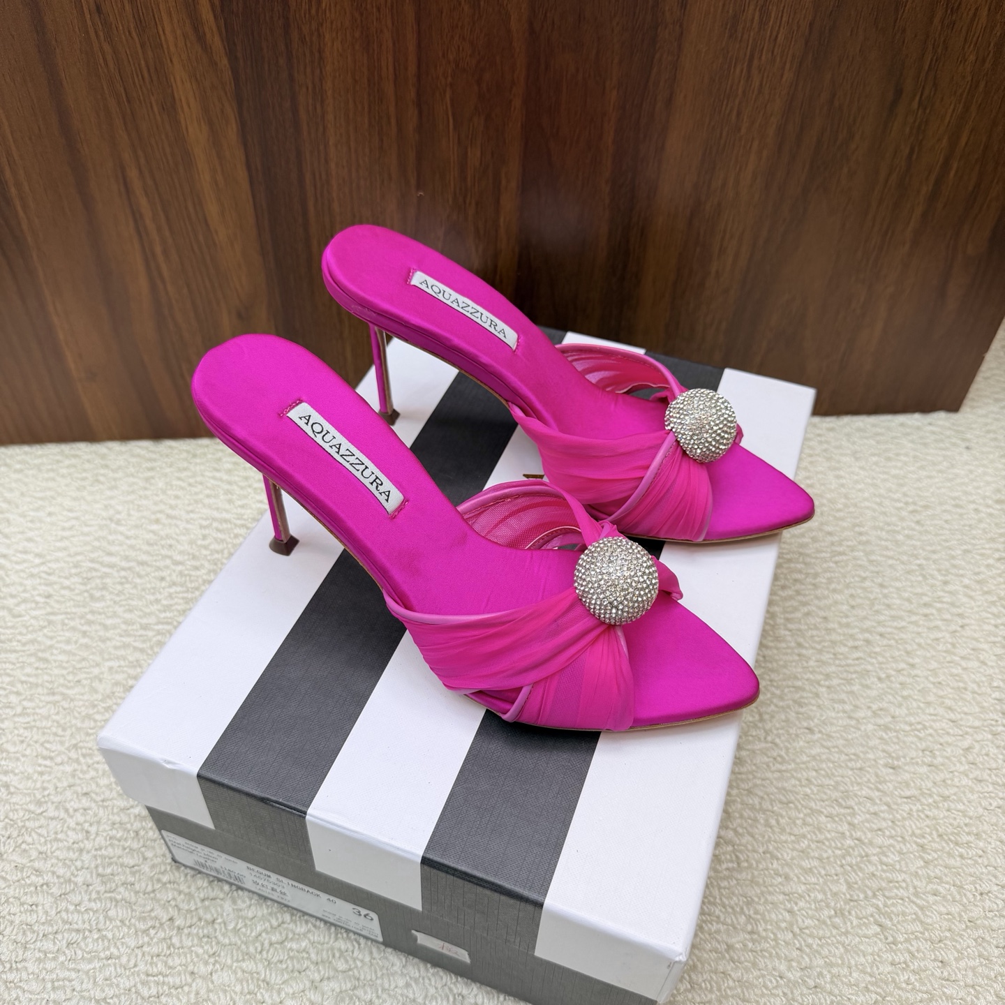 NO:931577,2026 spring and summer new style AQUAZZURA Zp original molded new hot diamond strap high-heeled sandals —————————— Made of original customized silk, original molded Swarovski rhinestone decorative buckle, super shiny golden iconic pineapple micro-label on the outsole gives the item rich brand connotation and luxurious appearance. Genuine leather outsole sheepskin insole. The creation has beautiful and smooth appearance lines and is comfortable and fashionable on the feet. A must-have. Silk upper  Foot pads: Sheepskin outsole Italian genuine leather outsole Heel height 8.5cm Shoe size: 36–42 (35, 41, 42 are custom-made and non-returnable), high heels and slippers, sandals, high heels, slippers, sheepskin, real silk, Leather soles198609092026春夏新款 AQUAZZURA Zp 原版开模 新品烫钻 带子高跟凉鞋 ——————————— 采用原版定制真丝制成,原版开模施华洛奇水钻装饰扣,超闪 大底金色标志性菠萝微标赋予单品丰富的品牌内涵与奢华的外观单品真皮大底羊皮鞋垫 创作即外观线条优美流畅又上脚舒适时髦精必入款. 鞋面真丝 脚垫: 羊皮 大底意大利真皮大底 跟高8.5cm 鞋码: 36–42（35、41、42定做不退换),高跟鞋拖鞋,sandals,high heels,slippers,sheepskin,real silk,Leather soles,Women's Shoes