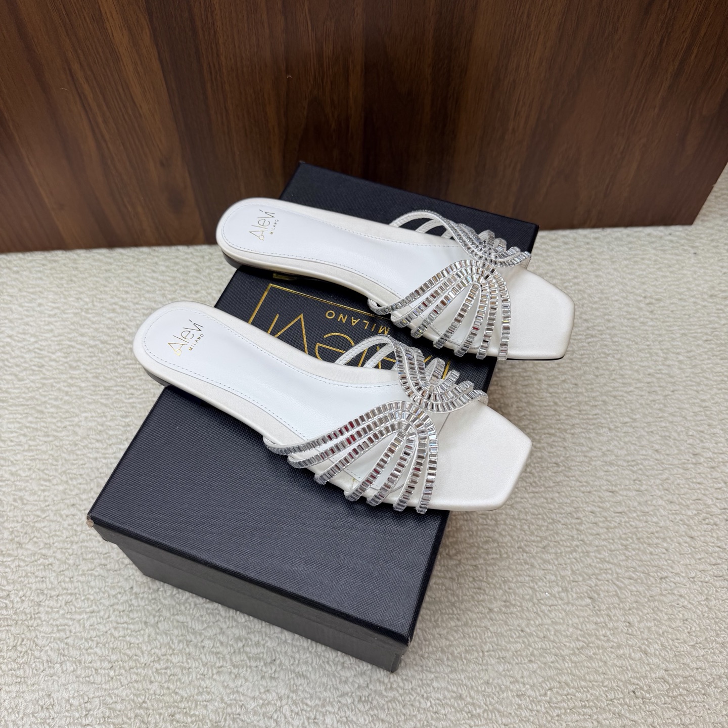 NO:931600,2026 spring and summer new style Alevi Milano Alevi Murano striped hollow high-heeled catwalk cool style ———————————————— A prestigious luxury shoe brand co-created by two Italian women, Valentina Michetti and Perla Alessandri. The turned-over “earth-flavored sandals” have become the C position in the fashionable and sophisticated. Popular on Instagram, a must-have for fashion bloggers. Presenting the first wave of “design star” Alevi  Inspired by personal life experiences, Milano's designers designed striped high heels and half-drags represented by strong women, which are most suitable for important occasions. ◆Material description ◆Imported silk for the upper ◆Mixed sheepskin for the lining ◆Sheepskin for the feet ◆Original open-molded genuine leather sole with black edges ◆High flat heel ◆Size - (...No returns or exchanges for customization) ◆Packaging Alevi  Milano original packaging, slippers, sandals, slippers, sheepskin, real silk198609092026春夏新款Alevi Milano 阿列维·姆拉诺 条带中空高跟走秀凉款 ——————————————— 一个享有盛誉的奢侈鞋品牌 由两位意大利本土女性共同创作 瓦伦蒂娜·米切蒂和佩拉·亚历山德里 翻了身的“土味凉鞋” 这次成了时髦精心中的C位 火遍ins,时尚博主人手必备 呈现第一波“设计新星” Alevi Milano的设计师以个人人生履历为灵感 设计了以坚强女性为代表的条带高跟半拖, 最适合重要场合穿上它撑场面 ◆材质说明 ◆鞋面进口真丝 ◆内里混种羊皮 ◆垫脚羊皮 ◆鞋底原版开模黑边真皮底 ◆跟高平底 ◆码数-（...订做不退换） ◆包装 Alevi Milano原版包装,拖鞋,sandals,slippers,sheepskin,real silk,Women's Shoes