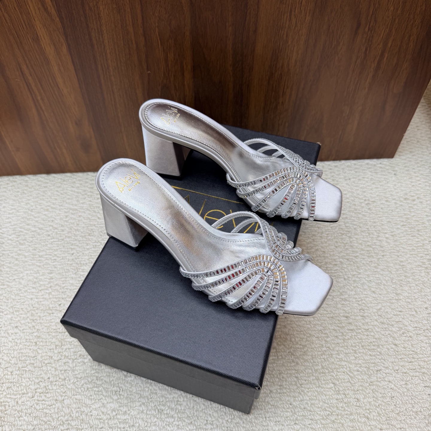 NO:931612,2026 spring and summer new style Alevi Milano Alevi Murano striped hollow high-heeled catwalk cool style ———————————————— A prestigious luxury shoe brand co-created by two Italian women, Valentina Michetti and Perla Alessandri. The turned-over “earth-flavored sandals” have become the C position in the fashionable and sophisticated. Popular on Instagram, a must-have for fashion bloggers. Presenting the first wave of “design star” Alevi  Inspired by personal life experiences, Milano's designers designed a striped high-heeled half-drag that represents strong women, which is most suitable for important occasions. ◆Material description ◆Imported silk for the upper ◆Mixed sheepskin for the lining ◆Sheepskin for the feet ◆Original molded black-edged genuine leather sole for the sole ◆Heel height 6.5cm ◆Size - (...No returns or exchanges for customization) ◆Packaging Alevi  Milano original packaging, slippers, sandals, slippers, sheepskin, real silk198609092026春夏新款Alevi Milano 阿列维·姆拉诺 条带中空高跟走秀凉款 ——————————————— 一个享有盛誉的奢侈鞋品牌 由两位意大利本土女性共同创作 瓦伦蒂娜·米切蒂和佩拉·亚历山德里 翻了身的“土味凉鞋” 这次成了时髦精心中的C位 火遍ins,时尚博主人手必备 呈现第一波“设计新星” Alevi Milano的设计师以个人人生履历为灵感 设计了以坚强女性为代表的条带高跟半拖, 最适合重要场合穿上它撑场面 ◆材质说明 ◆鞋面进口真丝 ◆内里混种羊皮 ◆垫脚羊皮 ◆鞋底原版开模黑边真皮底 ◆跟高6.5cm ◆码数-（...订做不退换） ◆包装 Alevi Milano原版包装,拖鞋,sandals,slippers,sheepskin,real silk,Women's Shoes