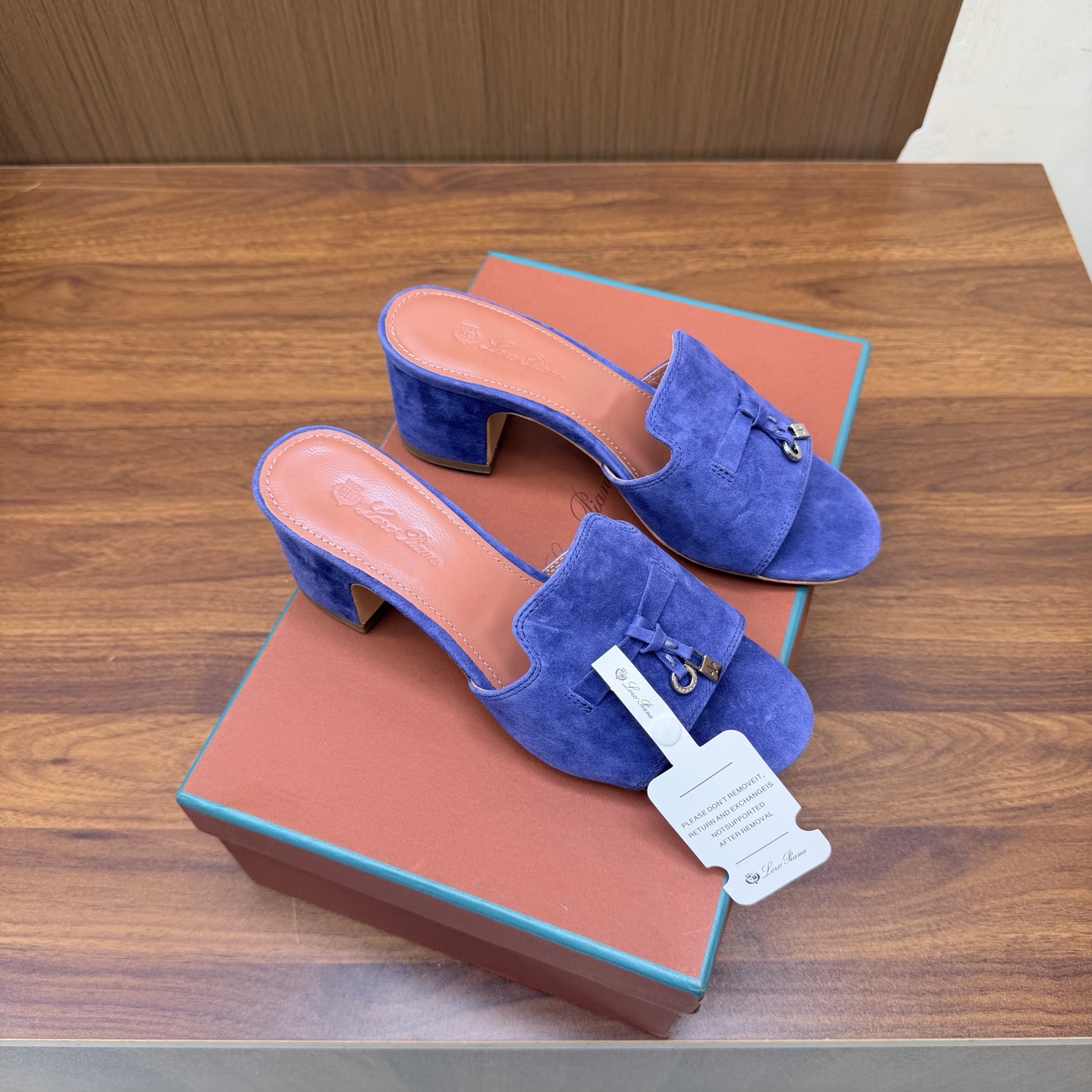 NO:931680,Top version Loro Piana/ LP 56 classic and beautiful classic slippers, flat shoes, minimalist style, retro and classy!  ———————————— Simple and elegant, it is a very attractive style!  The king of high-end versatile, suitable for spring, summer, autumn and winter all year round. The upper is made of original cashmere and has a great texture. Sheepskin lining. Genuine leather outsole imported from Italy. Heel height 5cm/flat bottom. Size 35-42 (40.41.42 customized), slippers, loro piana, loro piana, flats, slippers, sheepskin, Leather soles19860909顶级版本 Loro Piana/ LP 56经典绝美经典款 拖鞋 平底鞋单鞋 极简主义风格,复古又级！ ————————————— 简约又大气,属于非常耐看的款式！高级百搭之王一年四季春夏秋冬皆适宜 鞋面采用原版羊绒质感超赞） 内里垫脚羊皮 意大利进口真皮大底 跟高5cm/平底 码数35-42（40.41.42定做）,拖鞋,loro piana,loro piana,flats,slippers,sheepskin,Leather soles,Women's Shoes