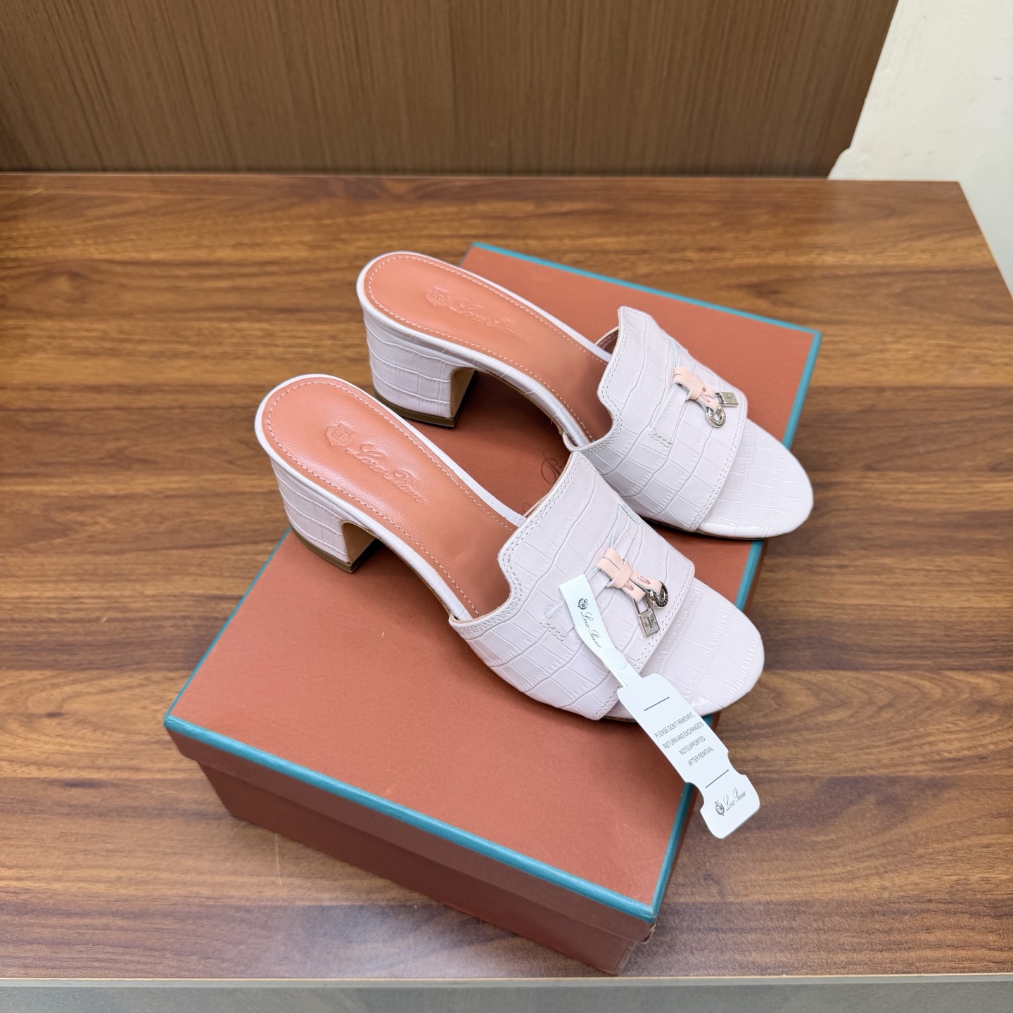 NO:931689,Top version Loro Piana/ LP 56 classic and beautiful classic slippers, flat shoes, minimalist style, retro and classy!  ———————————— Simple and elegant, it is a very attractive style!  The king of high-end versatile, suitable for spring, summer, autumn and winter all year round. The upper is made of original crocodile pattern cowhide (the texture is great). The lining is sheepskin. Genuine leather outsole imported from Italy. Heel height 5cm/flat bottom. Size 35-42 (40.41.42 customized). Slippers, loro piana, loro piana, flats, slippers, cowhide, sheepskin, Leather soles.19860909顶级版本 Loro Piana/ LP 56经典绝美经典款 拖鞋 平底鞋单鞋 极简主义风格,复古又级！ ————————————— 简约又大气,属于非常耐看的款式！高级百搭之王一年四季春夏秋冬皆适宜 鞋面采用原版鳄鱼纹牛皮（质感超赞） 内里垫脚羊皮 意大利进口真皮大底 跟高5cm/平底 码数35-42（40.41.42定做）,拖鞋,loro piana,loro piana,flats,slippers,cowhide,sheepskin,Leather soles,Women's Shoes