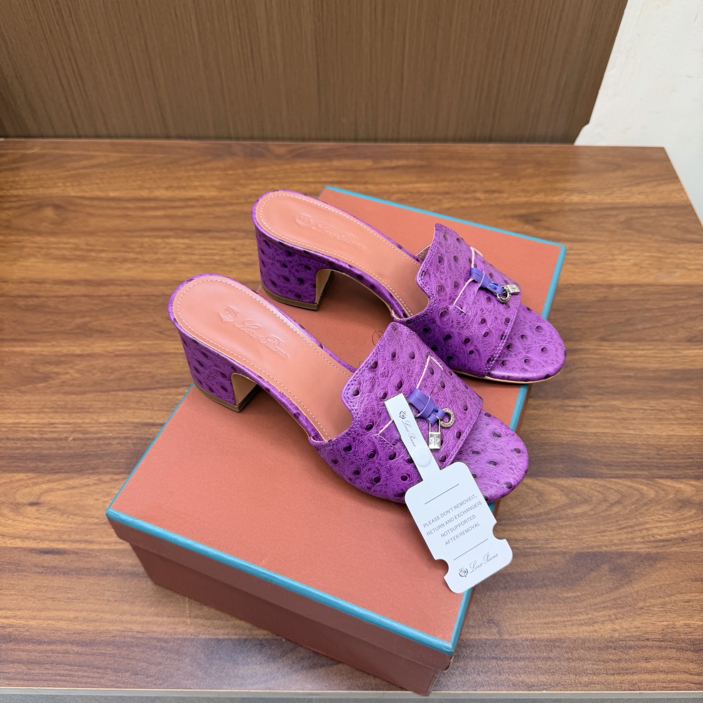 NO:931590,Top version Loro Piana/ LP 56 classic and beautiful classic slippers, flat shoes, minimalist style, retro and classy!  ———————————— Simple and elegant, it is a very attractive style!  The king of high-end versatile, suitable for spring, summer, autumn and winter all year round. The upper is made of original ostrich pattern cowhide (the texture is great). The lining is sheepskin. Genuine leather outsole imported from Italy. Heel height 5cm/flat bottom. Size 35-42 (40.41.42 customized). Slippers, loro piana, loro piana, flats, slippers, cowhide, sheepskin, Leather soles.19860909顶级版本 Loro Piana/ LP 56经典绝美经典款 拖鞋 平底鞋单鞋 极简主义风格,复古又级！ ————————————— 简约又大气,属于非常耐看的款式！高级百搭之王一年四季春夏秋冬皆适宜 鞋面采用原版鸵鸟纹牛皮（质感超赞） 内里垫脚羊皮 意大利进口真皮大底 跟高5cm/平底 码数35-42（40.41.42定做）,拖鞋,loro piana,loro piana,flats,slippers,cowhide,sheepskin,Leather soles,Women's Shoes