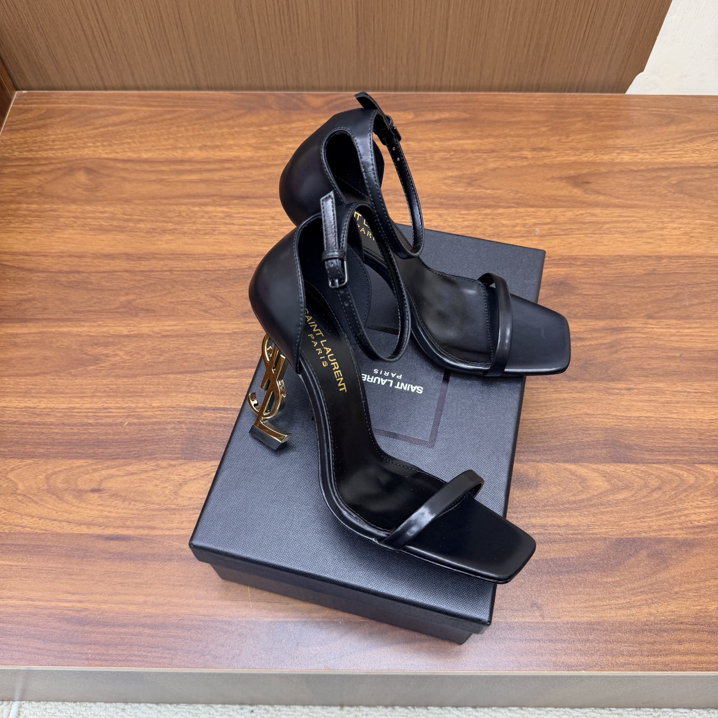 NO:931660,Saint Lauren*YSL Saint Laurent's classic spring and summer letter heel, one-strap high-heeled sandals ——————————— High-heeled shoes that are perfect for both men and women. I love them. They are indeed the brand that understands women best. They are sold out as soon as they are new. Especially the side line design is smooth, natural and slim. It makes the whole pair of shoes full of layers and feminine. No matter what your usual style is, please be sure to try it!  The upper is made of imported patent leather/cowhide/silk, the lining is mixed sheepskin, the Italian genuine leather outsole, the heel height is 10.5cm, Size35-39 (34/40/41/42 customized), high-heeled sandals, saint laurent, saint laurent, saint laurent, sandals, high heels, cowhide, sheepskin, real silk, Leather soles19860909Saint Lauren*YSL圣罗兰经典春夏字母跟 一字带高跟凉鞋 ——————————— 斩男又斩女的高跟鞋 爱了 不愧是最懂女人的品牌 上新即售空 尤其是侧面线条设计流畅自然还很显瘦 让整双鞋层次感十足又富有女人味 不管你平时什么风格 请你一定要试试它！ 鞋面采用进口牛漆皮/牛皮/真丝 内里是混种羊皮 意大利真皮大底 跟高10.5cm Size35-39（34/40/41/42定制）,高跟鞋凉鞋,saint laurent,saint laurent,saint laurent,sandals,high heels,cowhide,sheepskin,real silk,Leather soles,Women's Shoes