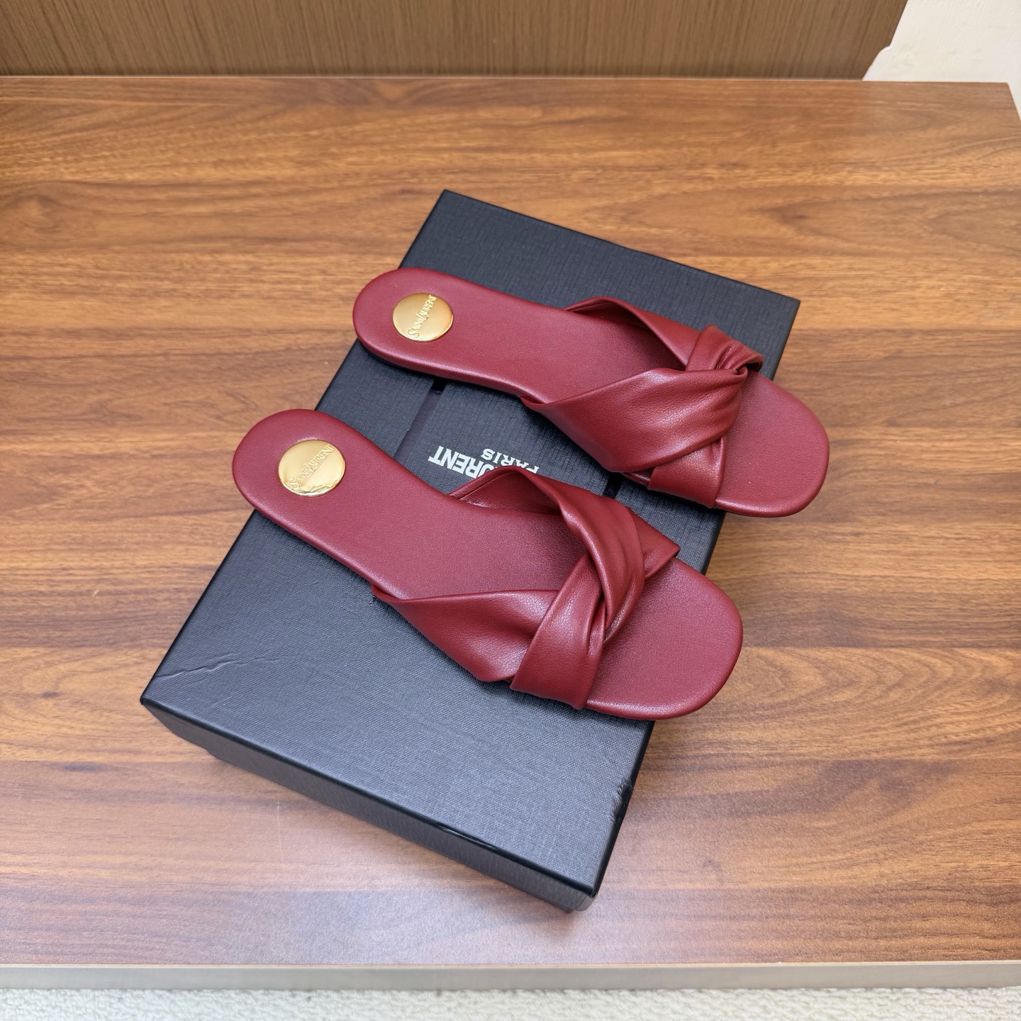 NO:931647,2026 spring and summer new YSL Saint Laurent/Yves Saint Laurent ysl slippers, super super invincible and popular slippers ———————————— The hardware buckles of each layout in our home must be molded and customized at 1:1!  The effect is very comfortable, the foot feels great, and whether you pair it with jeans, a small suit, or a skirt, it can be matched with natural sheepskin upper, sheepskin lining, genuine leather outsole, size 35-42 (40-42 customization is non-returnable and non-exchangeable), slippers, saint laurent, saint laurent, saint laurent, slippers, skirts, jeans, sheepskin, Leather soles198609092026春夏新款 YSL Saint Laurent / 圣罗兰ysl拖鞋 超级超级无敌火爆的一个款拖鞋 ———————————— 这款我们家每个版面的五金扣都要开模1:1定制！效果非常舒服,脚感很棒,而且无论你搭配牛仔裤,小西服,裙子,都能搭配自然 鞋面羊皮 内里绵羊皮 鞋底真皮大底 尺码35-42（40-42定制不退不换),拖鞋,saint laurent,saint laurent,saint laurent,slippers,skirts,jeans,sheepskin,Leather soles,Women's Shoes