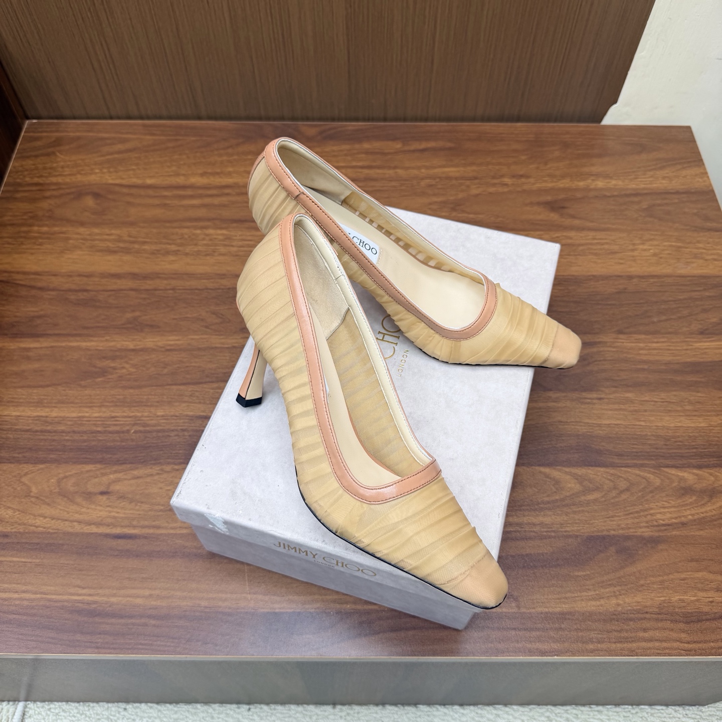 NO:931625,The new 2026 spring and summer Jimmychoo style and details are very particular!  Hot diamonds are not just decoration, they are the core highlight~ —————————————— The most interesting thing about this series is the sense of contrast and little surprises!  Soft pastels can also look bold, and their appearance is very contagious. Sandra Choi moved the oversized paper peonies into Milan, surrounded by greenery and flowers, as if walking into a surreal wonderland. What surprised me most about Jimmy Choo this season was the 'reconstruction of lace'. The metal toe splicing is no longer just a symbol of femininity, but has been deconstructed and spliced, turning it into a leader in footwear. Fabric: Imported mesh Lining Imported custom-made lambskin outsole  Imported Italian raw color cowhide base size 35 to 39 (40 41 42 43 customized) Heel height: 8.5cm, semi-drag high heels, jimmy choo, high heels, cowhide, sheepskin198609092026春夏新款Jimmychoo 版型和细节超讲究！烫钻不只是装饰,是核心亮点～ —————————————— 这个系列最有意思的就是反差感和小惊喜！ 柔和的粉彩色也能显得很大胆,颜值很有感染力.SandraChoi把超大纸艺牡丹搬进米兰,四周绿意与花卉簇拥,仿佛走进一个超现实的仙境  这一季JimmyChoo最让我惊喜的是“蕾丝的再造”.金属鞋头拼接,它不再只是柔美的象征,而是被解构、拼接,化作鞋履上的佼佼者 面料: 进口网纱 内里 进口意制小羊皮  大底 进口意大利原色牛皮底码数 35一39（40 41 42 43定制) 跟高:8.5cm,半拖高跟鞋,jimmy choo,high heels,cowhide,sheepskin,Women's Shoes