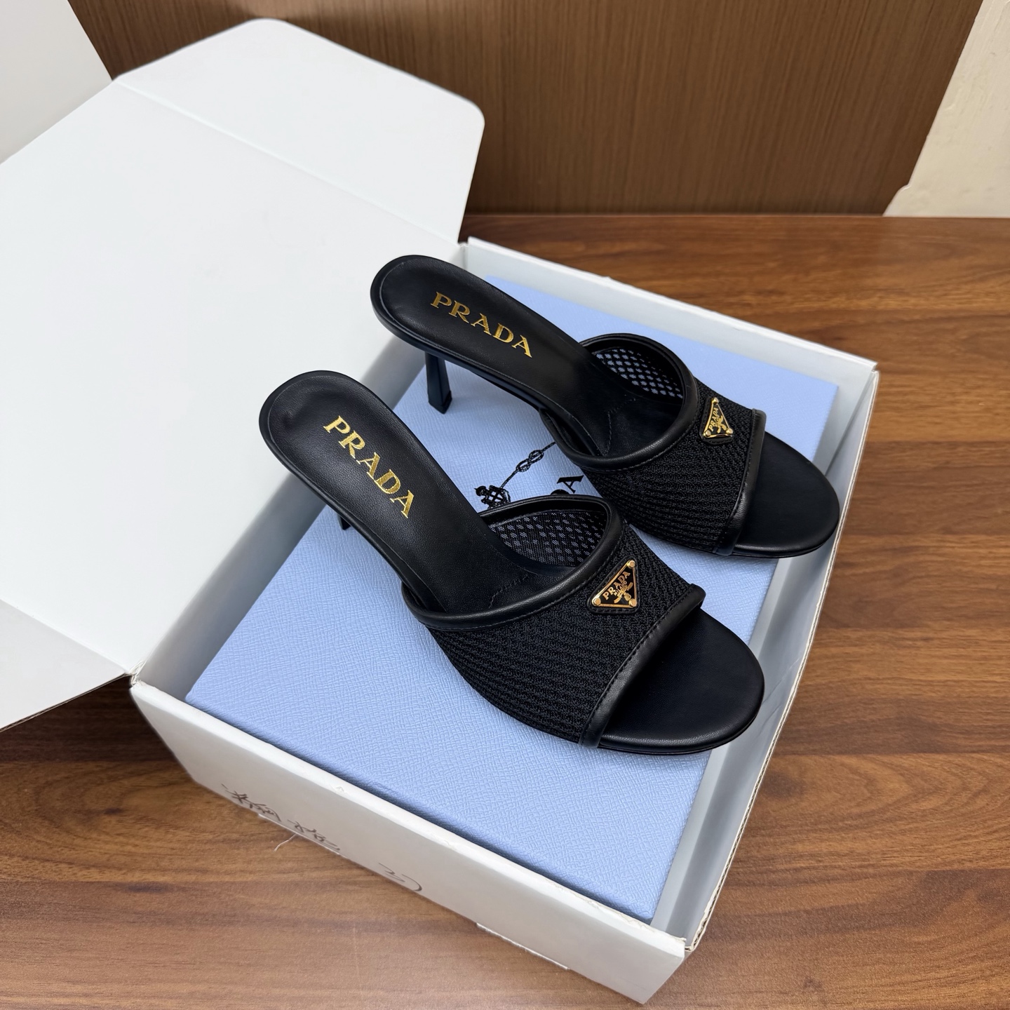 NO:931613,2026 Early Autumn New Prada Prada catwalk style pointed-toe hollow high-heeled shoes, retro old money style shoes/sandals —————————— (with airplane case) top version, full of future technology sense, minimalist beauty that has been missing in the fashion industry for a long time, fashionable and exquisite, giving a high-end feel for daily wear  The pointed-toe design is very fashionable and aggressive, highlighting the personality; the shoe body has unique dividing lines, adding design details, which is different from ordinary pointed-toe shoes, and has the iconic avant-garde style of the Prada brand. It is made of high-quality leather material, with high-grade texture and distressed texture, showing a retro and modern texture. The craftsmanship is fine, reflecting the high-end quality of the brand. The stiletto heel design enhances the wearer's aura while maintaining good stability, suitable for daily commuting or special occasions. Upper mesh  Sheepskin lining, Italian genuine leather outsole, size 35-39 (40.41 custom-made, non-refundable), high heels and slippers, prada, prada, sandals, high heels, slippers, sheepskin, Leather soles198609092026早秋新款 Prada 普拉达走秀款尖头镂空高跟鞋 复古老钱风单鞋/凉鞋 —————————（配飞机盒）顶级版本 未来科技感满满 时尚界久违的极简之美 时髦又精致 日常穿出高级感 采用尖头设计,极具时尚感与攻击性,彰显个性；鞋身有独特的分割线条,增添设计细节,区别于普通尖头鞋,带有Prada品牌标志性的前卫风格. 选用优质皮革材质,质感高级,且有做旧效果的纹理,呈现出复古又摩登的质感,工艺精细,体现品牌高端品质.细高跟设计,提升穿着者气场,同时保持了较好的稳定性,适合日常通勤或特殊场合穿着. 鞋面网面 内里垫脚羊皮 鞋底意大利真皮大底 码数35-39（40.41定做不退换）,高跟鞋拖鞋,prada,prada,sandals,high heels,slippers,sheepskin,Leather soles,Women's Shoes