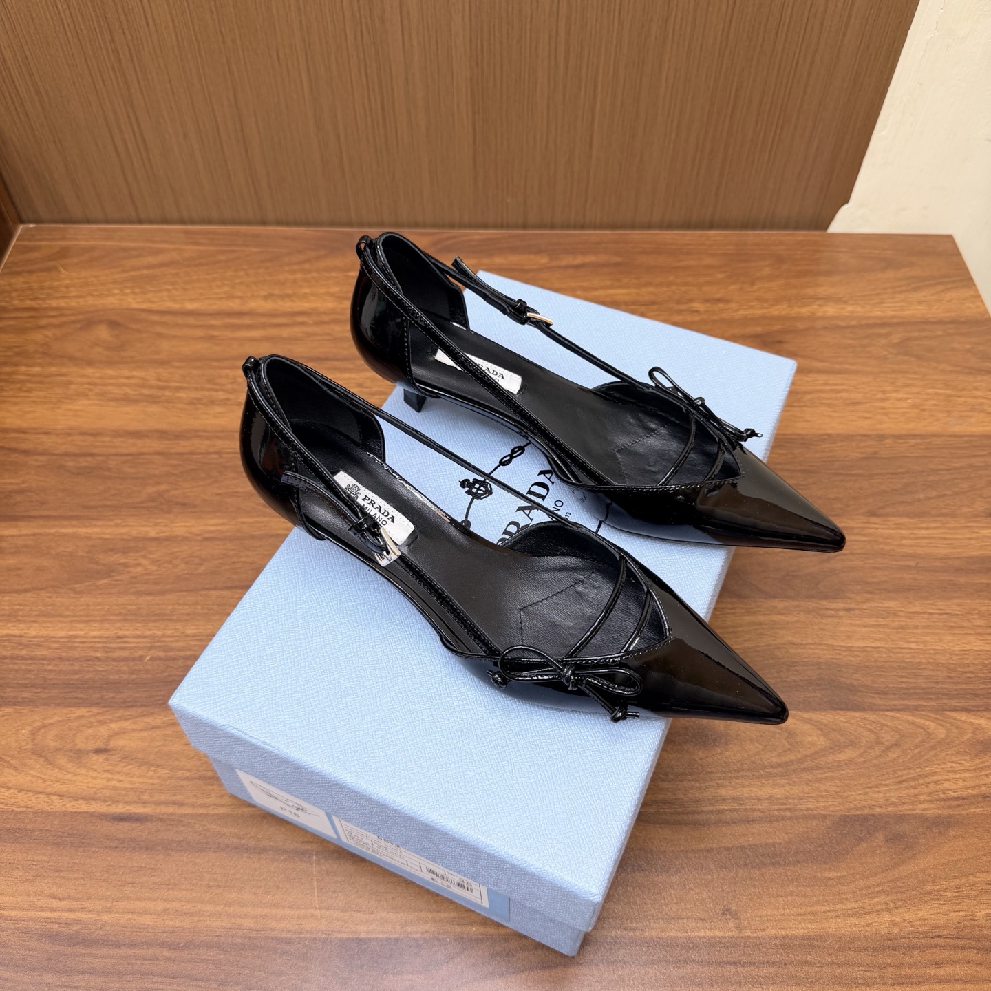 NO:931602,2026 Early Autumn New Prada Prada catwalk model pointed toe hollow high heels Retro old money style shoes/sandals ————————————The top version is full of future technology sense The minimalist beauty that has been missing for a long time in the fashion industry is fashionable and exquisite. It has a sense of high-end for daily wear. It adopts a pointed toe design, which is very fashionable and aggressive, highlighting personality; the shoe body has unique dividing lines, adding design details, which is different from ordinary pointed toe shoes, and has the iconic avant-garde style of the Prada brand.  Made of high-quality leather material, the texture is high-end and has a distressed effect, showing a retro and modern texture. The craftsmanship is fine and reflects the high-end quality of the brand. The stiletto heel design enhances the wearer's aura while maintaining good stability and is suitable for daily commuting or special occasions. Upper cowhide/patent leather, lining sheepskin, sole Italian genuine leather outsole, heel height 4.5cm  Size 35-39 (40.41 customized, non-refundable), single shoes, prada, prada, sandals, high heels, cowhide, sheepskin, Leather soles198609092026早秋新款 Prada 普拉达走秀款尖头镂空高跟鞋 复古老钱风单鞋/凉鞋 ————————————顶级版本 未来科技感满满 时尚界久违的极简之美 时髦又精致 日常穿出高级感 采用尖头设计,极具时尚感与攻击性,彰显个性；鞋身有独特的分割线条,增添设计细节,区别于普通尖头鞋,带有Prada品牌标志性的前卫风格. 选用优质皮革材质,质感高级,且有做旧效果的纹理,呈现出复古又摩登的质感,工艺精细,体现品牌高端品质.细高跟设计,提升穿着者气场,同时保持了较好的稳定性,适合日常通勤或特殊场合穿着. 鞋面牛皮/漆皮 内里垫脚羊皮 鞋底意大利真皮大底 跟高4.5cm 码数35-39（40.41定做不退换）,单鞋,prada,prada,sandals,high heels,cowhide,sheepskin,Leather soles,Women's Shoes